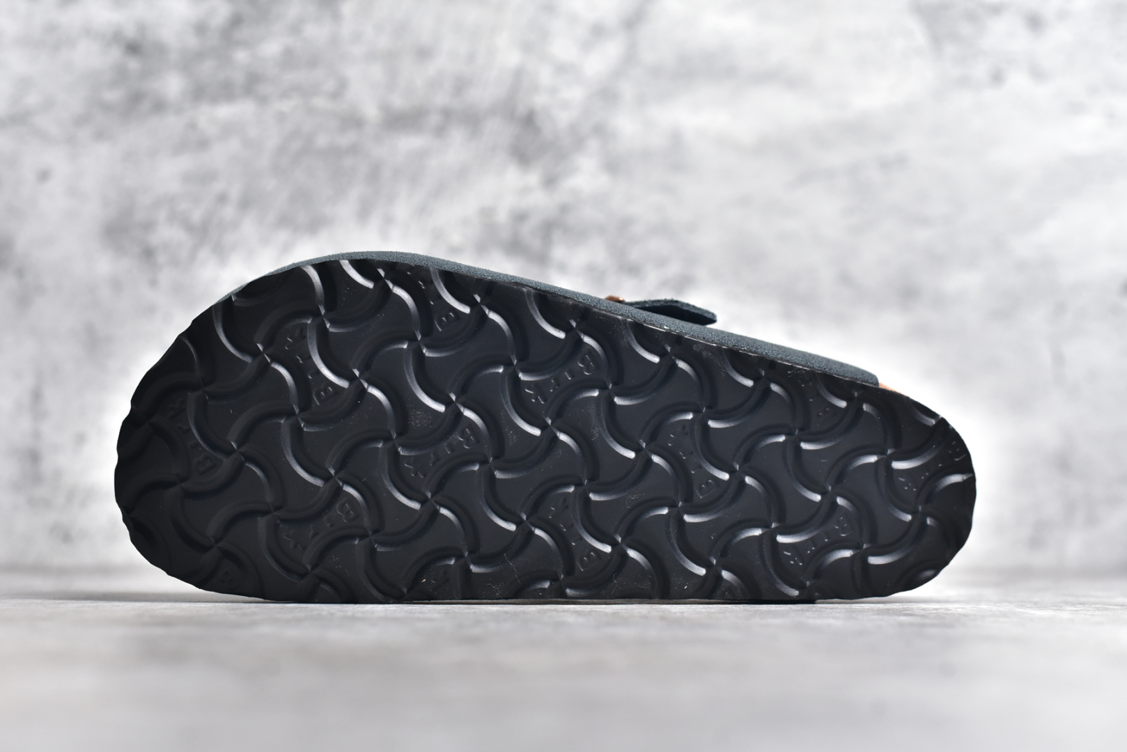 图片[6]-#独家 外贸批次 Birkenstock London 系列勃肯皮革绒面双扣时尚休闲平底鞋 牛皮绒面革质地柔软 搭配可调节鞋扣提升穿着舒适度 人体工学设计分散脚部压力 保护脚踝 软木乳胶鞋床具有一定的收缩性 长时间穿着后能贴合脚型 EVA鞋底回弹性和抗张性力高 具有良好的防震、缓冲性 四季皆宜 柔软的鞋床采用额外的泡沫缓冲层 提供额外的舒适感和全天支撑 全网独家首发 源于德国的严谨工艺 牛巴戎面 中层松木 EVA 三层组合大底 优质牛皮面料五金扣 尺码：35 36 37 38 39 40 41 42 43 44 45-选品中心