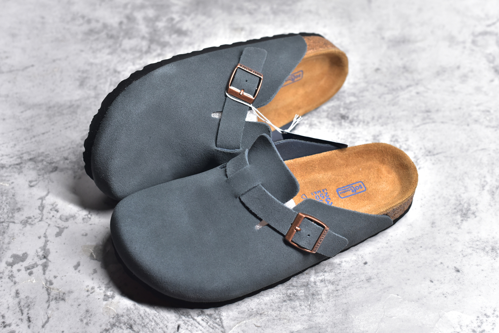 图片[7]-#独家 外贸批次 Birkenstock London 系列勃肯皮革绒面双扣时尚休闲平底鞋 牛皮绒面革质地柔软 搭配可调节鞋扣提升穿着舒适度 人体工学设计分散脚部压力 保护脚踝 软木乳胶鞋床具有一定的收缩性 长时间穿着后能贴合脚型 EVA鞋底回弹性和抗张性力高 具有良好的防震、缓冲性 四季皆宜 柔软的鞋床采用额外的泡沫缓冲层 提供额外的舒适感和全天支撑 全网独家首发 源于德国的严谨工艺 牛巴戎面 中层松木 EVA 三层组合大底 优质牛皮面料五金扣 尺码：35 36 37 38 39 40 41 42 43 44 45-选品中心