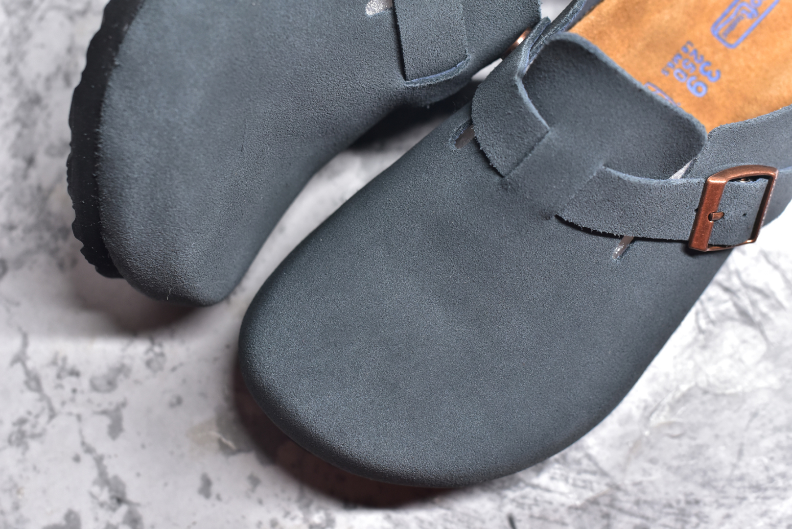 图片[8]-#独家 外贸批次 Birkenstock London 系列勃肯皮革绒面双扣时尚休闲平底鞋 牛皮绒面革质地柔软 搭配可调节鞋扣提升穿着舒适度 人体工学设计分散脚部压力 保护脚踝 软木乳胶鞋床具有一定的收缩性 长时间穿着后能贴合脚型 EVA鞋底回弹性和抗张性力高 具有良好的防震、缓冲性 四季皆宜 柔软的鞋床采用额外的泡沫缓冲层 提供额外的舒适感和全天支撑 全网独家首发 源于德国的严谨工艺 牛巴戎面 中层松木 EVA 三层组合大底 优质牛皮面料五金扣 尺码：35 36 37 38 39 40 41 42 43 44 45-选品中心