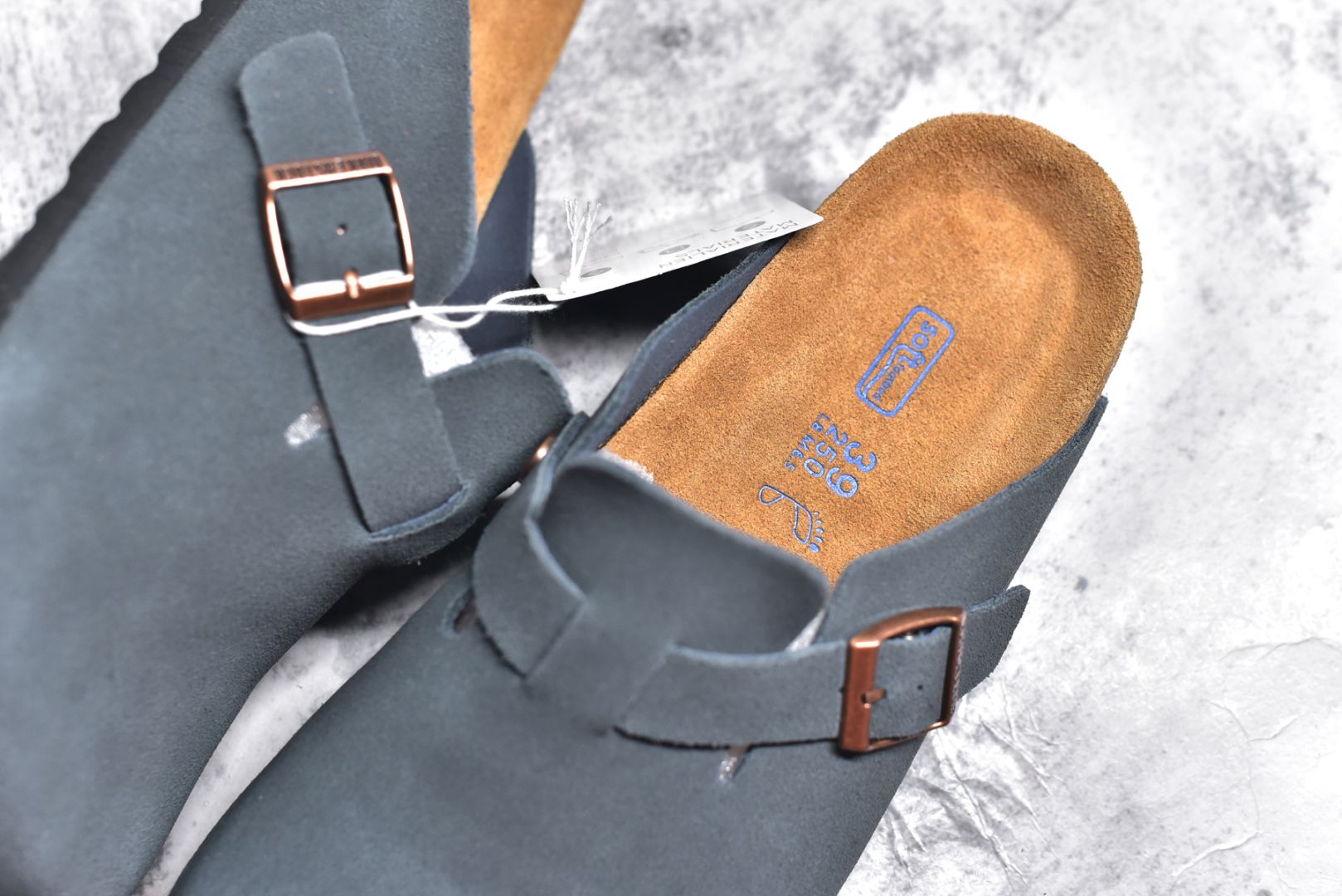 图片[9]-#独家 外贸批次 Birkenstock London 系列勃肯皮革绒面双扣时尚休闲平底鞋 牛皮绒面革质地柔软 搭配可调节鞋扣提升穿着舒适度 人体工学设计分散脚部压力 保护脚踝 软木乳胶鞋床具有一定的收缩性 长时间穿着后能贴合脚型 EVA鞋底回弹性和抗张性力高 具有良好的防震、缓冲性 四季皆宜 柔软的鞋床采用额外的泡沫缓冲层 提供额外的舒适感和全天支撑 全网独家首发 源于德国的严谨工艺 牛巴戎面 中层松木 EVA 三层组合大底 优质牛皮面料五金扣 尺码：35 36 37 38 39 40 41 42 43 44 45-选品中心