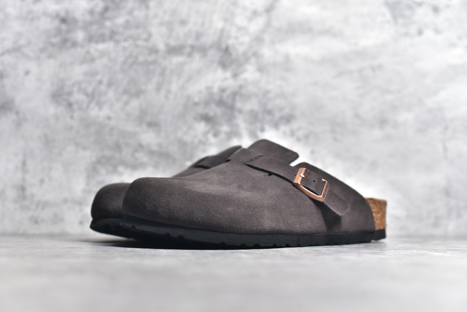 图片[2]-#独家 外贸批次 Birkenstock London 系列勃肯皮革绒面双扣时尚休闲平底鞋 牛皮绒面革质地柔软 搭配可调节鞋扣提升穿着舒适度 人体工学设计分散脚部压力 保护脚踝 软木乳胶鞋床具有一定的收缩性 长时间穿着后能贴合脚型 EVA鞋底回弹性和抗张性力高 具有良好的防震、缓冲性 四季皆宜 柔软的鞋床采用额外的泡沫缓冲层 提供额外的舒适感和全天支撑 全网独家首发 源于德国的严谨工艺 牛巴戎面 中层松木 EVA 三层组合大底 优质牛皮面料五金扣 尺码：35 36 37 38 39 40 41 42 43 44 45-选品中心