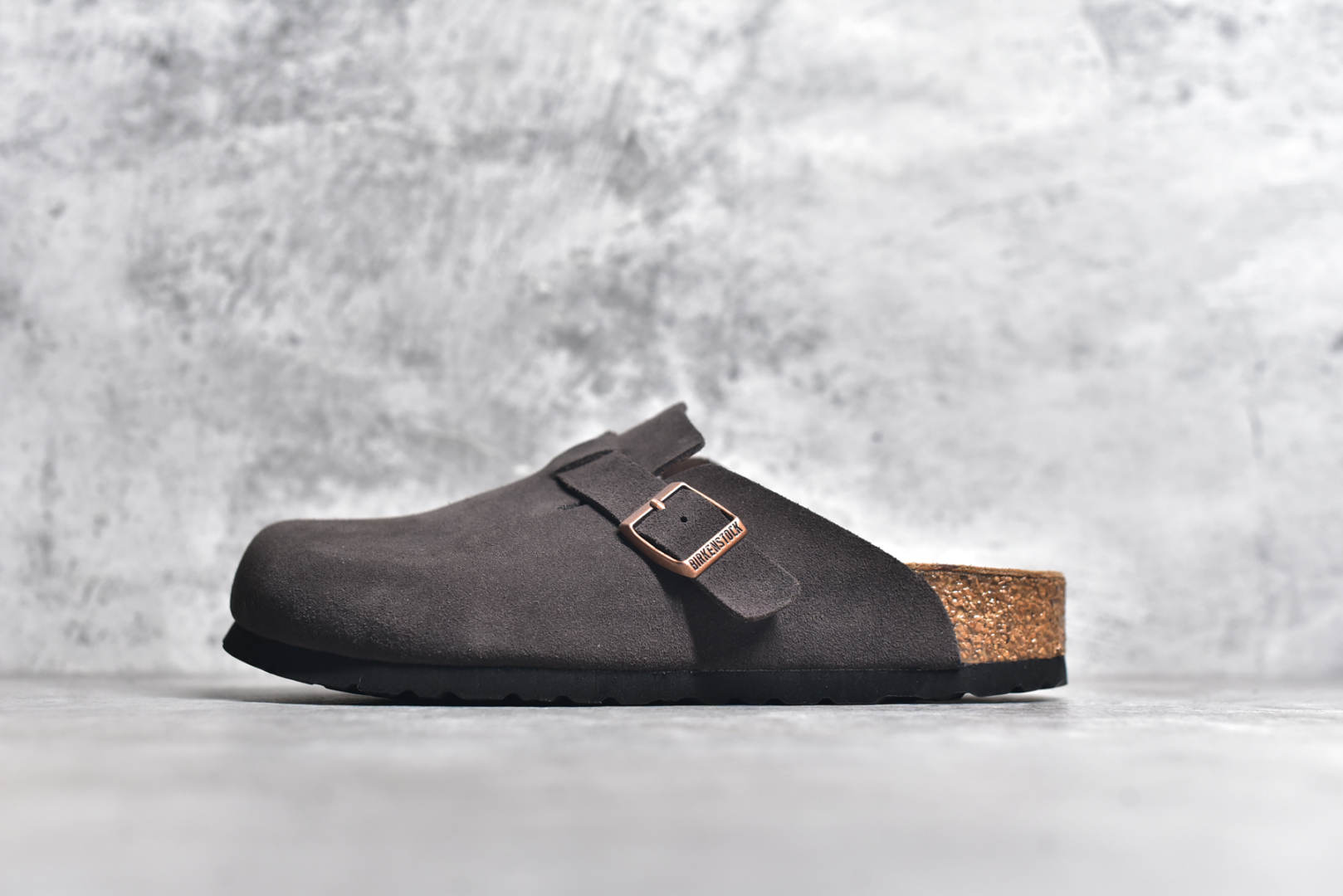 #独家 外贸批次 Birkenstock London 系列勃肯皮革绒面双扣时尚休闲平底鞋 牛皮绒面革质地柔软 搭配可调节鞋扣提升穿着舒适度 人体工学设计分散脚部压力 保护脚踝 软木乳胶鞋床具有一定的收缩性 长时间穿着后能贴合脚型 EVA鞋底回弹性和抗张性力高 具有良好的防震、缓冲性 四季皆宜 柔软的鞋床采用额外的泡沫缓冲层 提供额外的舒适感和全天支撑 全网独家首发 源于德国的严谨工艺 牛巴戎面 中层松木 EVA 三层组合大底 优质牛皮面料五金扣 尺码：35 36 37 38 39 40 41 42 43 44 45-选品中心
