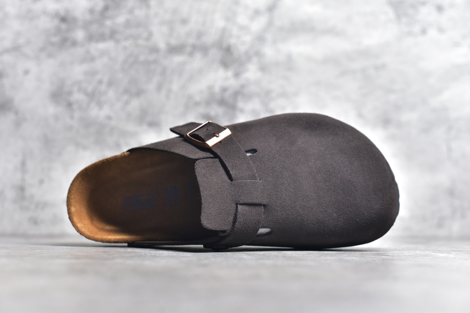 图片[4]-#独家 外贸批次 Birkenstock London 系列勃肯皮革绒面双扣时尚休闲平底鞋 牛皮绒面革质地柔软 搭配可调节鞋扣提升穿着舒适度 人体工学设计分散脚部压力 保护脚踝 软木乳胶鞋床具有一定的收缩性 长时间穿着后能贴合脚型 EVA鞋底回弹性和抗张性力高 具有良好的防震、缓冲性 四季皆宜 柔软的鞋床采用额外的泡沫缓冲层 提供额外的舒适感和全天支撑 全网独家首发 源于德国的严谨工艺 牛巴戎面 中层松木 EVA 三层组合大底 优质牛皮面料五金扣 尺码：35 36 37 38 39 40 41 42 43 44 45-选品中心