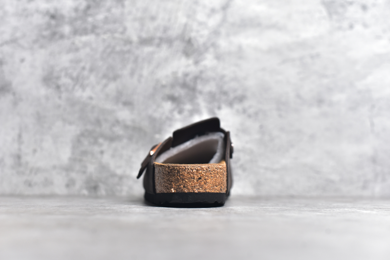 图片[5]-#独家 外贸批次 Birkenstock London 系列勃肯皮革绒面双扣时尚休闲平底鞋 牛皮绒面革质地柔软 搭配可调节鞋扣提升穿着舒适度 人体工学设计分散脚部压力 保护脚踝 软木乳胶鞋床具有一定的收缩性 长时间穿着后能贴合脚型 EVA鞋底回弹性和抗张性力高 具有良好的防震、缓冲性 四季皆宜 柔软的鞋床采用额外的泡沫缓冲层 提供额外的舒适感和全天支撑 全网独家首发 源于德国的严谨工艺 牛巴戎面 中层松木 EVA 三层组合大底 优质牛皮面料五金扣 尺码：35 36 37 38 39 40 41 42 43 44 45-选品中心