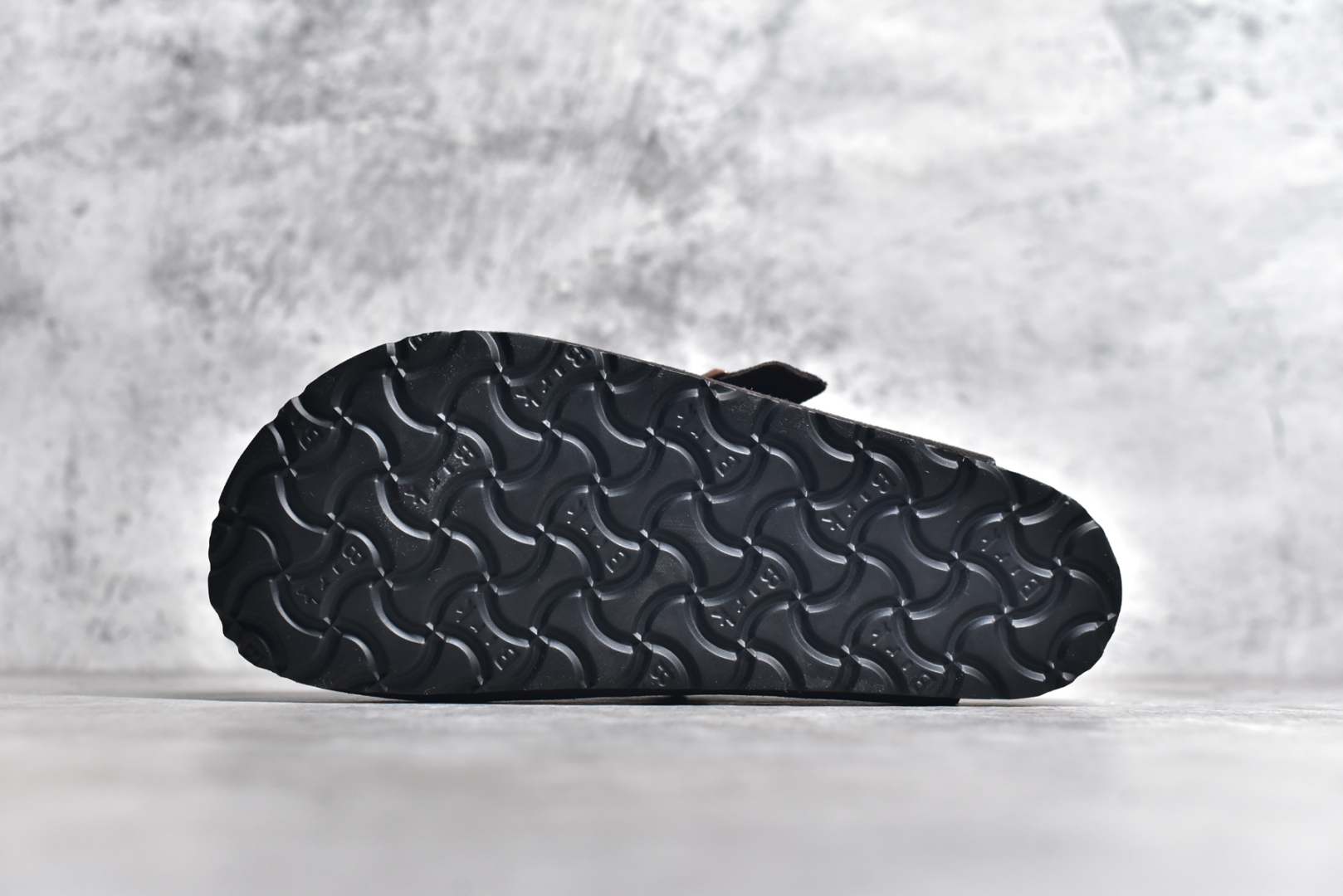 图片[6]-#独家 外贸批次 Birkenstock London 系列勃肯皮革绒面双扣时尚休闲平底鞋 牛皮绒面革质地柔软 搭配可调节鞋扣提升穿着舒适度 人体工学设计分散脚部压力 保护脚踝 软木乳胶鞋床具有一定的收缩性 长时间穿着后能贴合脚型 EVA鞋底回弹性和抗张性力高 具有良好的防震、缓冲性 四季皆宜 柔软的鞋床采用额外的泡沫缓冲层 提供额外的舒适感和全天支撑 全网独家首发 源于德国的严谨工艺 牛巴戎面 中层松木 EVA 三层组合大底 优质牛皮面料五金扣 尺码：35 36 37 38 39 40 41 42 43 44 45-选品中心