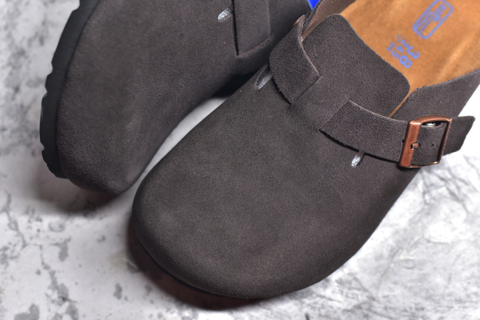 图片[8]-#独家 外贸批次 Birkenstock London 系列勃肯皮革绒面双扣时尚休闲平底鞋 牛皮绒面革质地柔软 搭配可调节鞋扣提升穿着舒适度 人体工学设计分散脚部压力 保护脚踝 软木乳胶鞋床具有一定的收缩性 长时间穿着后能贴合脚型 EVA鞋底回弹性和抗张性力高 具有良好的防震、缓冲性 四季皆宜 柔软的鞋床采用额外的泡沫缓冲层 提供额外的舒适感和全天支撑 全网独家首发 源于德国的严谨工艺 牛巴戎面 中层松木 EVA 三层组合大底 优质牛皮面料五金扣 尺码：35 36 37 38 39 40 41 42 43 44 45-选品中心