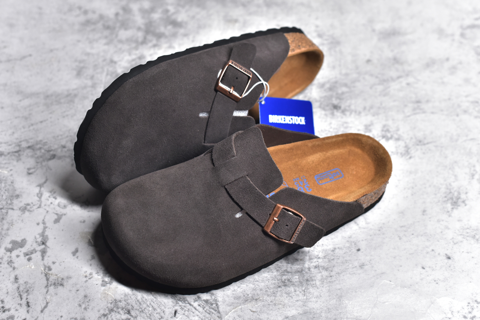 图片[7]-#独家 外贸批次 Birkenstock London 系列勃肯皮革绒面双扣时尚休闲平底鞋 牛皮绒面革质地柔软 搭配可调节鞋扣提升穿着舒适度 人体工学设计分散脚部压力 保护脚踝 软木乳胶鞋床具有一定的收缩性 长时间穿着后能贴合脚型 EVA鞋底回弹性和抗张性力高 具有良好的防震、缓冲性 四季皆宜 柔软的鞋床采用额外的泡沫缓冲层 提供额外的舒适感和全天支撑 全网独家首发 源于德国的严谨工艺 牛巴戎面 中层松木 EVA 三层组合大底 优质牛皮面料五金扣 尺码：35 36 37 38 39 40 41 42 43 44 45-选品中心