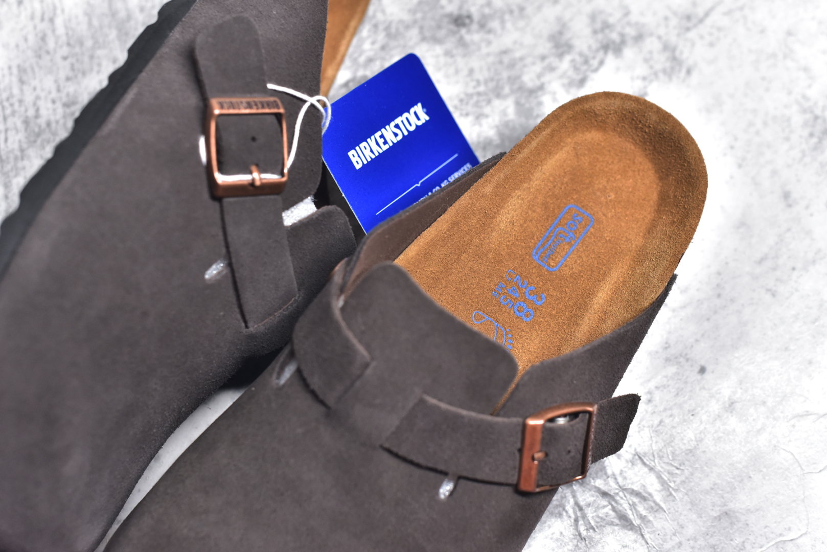 图片[9]-#独家 外贸批次 Birkenstock London 系列勃肯皮革绒面双扣时尚休闲平底鞋 牛皮绒面革质地柔软 搭配可调节鞋扣提升穿着舒适度 人体工学设计分散脚部压力 保护脚踝 软木乳胶鞋床具有一定的收缩性 长时间穿着后能贴合脚型 EVA鞋底回弹性和抗张性力高 具有良好的防震、缓冲性 四季皆宜 柔软的鞋床采用额外的泡沫缓冲层 提供额外的舒适感和全天支撑 全网独家首发 源于德国的严谨工艺 牛巴戎面 中层松木 EVA 三层组合大底 优质牛皮面料五金扣 尺码：35 36 37 38 39 40 41 42 43 44 45-选品中心