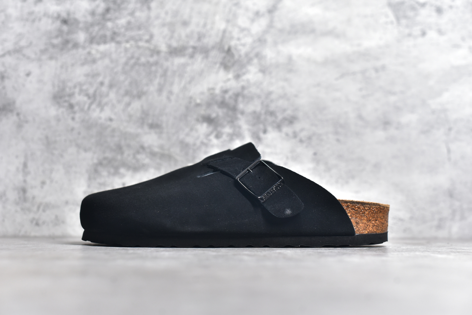 #独家 外贸批次 Birkenstock London 系列勃肯皮革绒面双扣时尚休闲平底鞋 牛皮绒面革质地柔软 搭配可调节鞋扣提升穿着舒适度 人体工学设计分散脚部压力 保护脚踝 软木乳胶鞋床具有一定的收缩性 长时间穿着后能贴合脚型 EVA鞋底回弹性和抗张性力高 具有良好的防震、缓冲性 四季皆宜 柔软的鞋床采用额外的泡沫缓冲层 提供额外的舒适感和全天支撑 全网独家首发 源于德国的严谨工艺 牛巴戎面 中层松木 EVA 三层组合大底 优质牛皮面料五金扣 尺码：35 36 37 38 39 40 41 42 43 44 45-选品中心