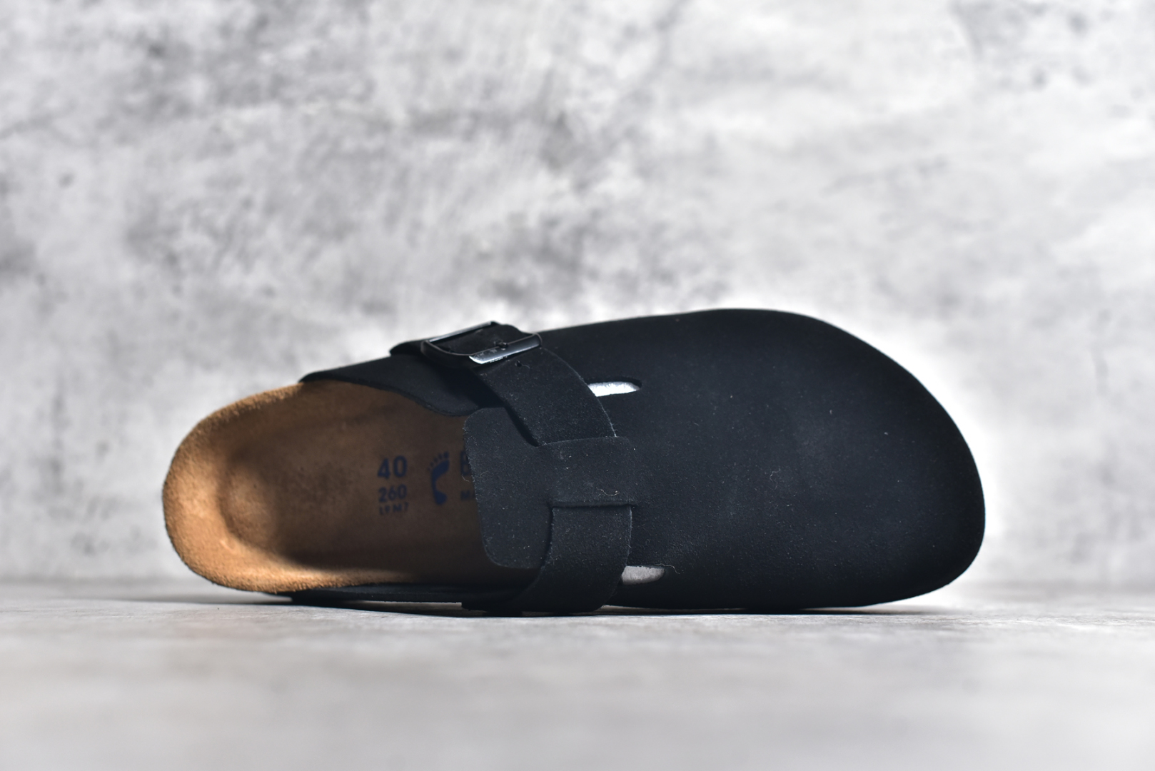 图片[4]-#独家 外贸批次 Birkenstock London 系列勃肯皮革绒面双扣时尚休闲平底鞋 牛皮绒面革质地柔软 搭配可调节鞋扣提升穿着舒适度 人体工学设计分散脚部压力 保护脚踝 软木乳胶鞋床具有一定的收缩性 长时间穿着后能贴合脚型 EVA鞋底回弹性和抗张性力高 具有良好的防震、缓冲性 四季皆宜 柔软的鞋床采用额外的泡沫缓冲层 提供额外的舒适感和全天支撑 全网独家首发 源于德国的严谨工艺 牛巴戎面 中层松木 EVA 三层组合大底 优质牛皮面料五金扣 尺码：35 36 37 38 39 40 41 42 43 44 45-选品中心