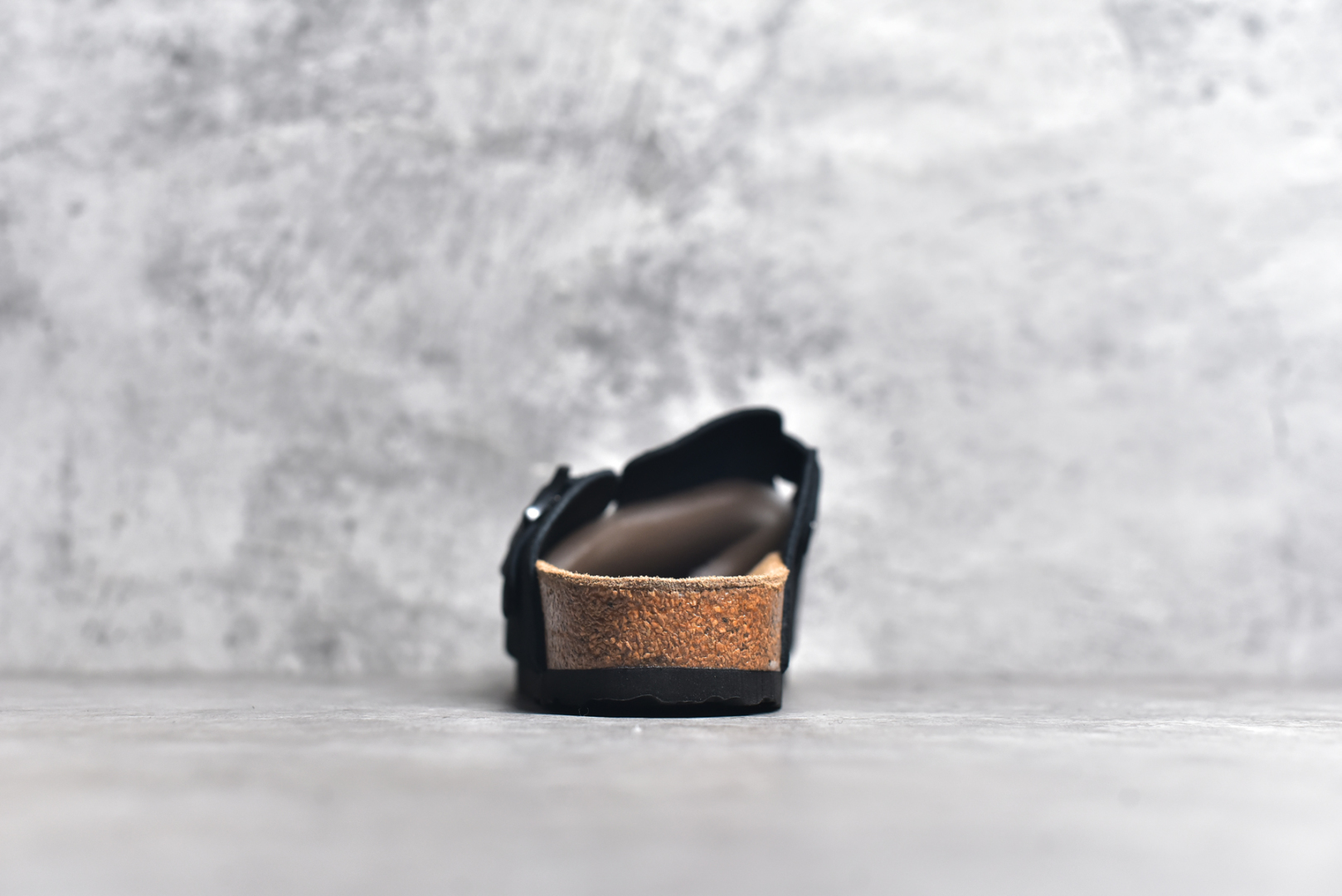 图片[5]-#独家 外贸批次 Birkenstock London 系列勃肯皮革绒面双扣时尚休闲平底鞋 牛皮绒面革质地柔软 搭配可调节鞋扣提升穿着舒适度 人体工学设计分散脚部压力 保护脚踝 软木乳胶鞋床具有一定的收缩性 长时间穿着后能贴合脚型 EVA鞋底回弹性和抗张性力高 具有良好的防震、缓冲性 四季皆宜 柔软的鞋床采用额外的泡沫缓冲层 提供额外的舒适感和全天支撑 全网独家首发 源于德国的严谨工艺 牛巴戎面 中层松木 EVA 三层组合大底 优质牛皮面料五金扣 尺码：35 36 37 38 39 40 41 42 43 44 45-选品中心