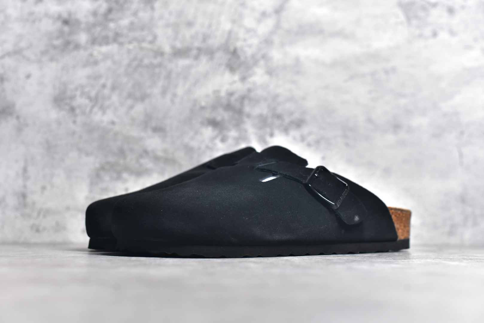 图片[2]-#独家 外贸批次 Birkenstock London 系列勃肯皮革绒面双扣时尚休闲平底鞋 牛皮绒面革质地柔软 搭配可调节鞋扣提升穿着舒适度 人体工学设计分散脚部压力 保护脚踝 软木乳胶鞋床具有一定的收缩性 长时间穿着后能贴合脚型 EVA鞋底回弹性和抗张性力高 具有良好的防震、缓冲性 四季皆宜 柔软的鞋床采用额外的泡沫缓冲层 提供额外的舒适感和全天支撑 全网独家首发 源于德国的严谨工艺 牛巴戎面 中层松木 EVA 三层组合大底 优质牛皮面料五金扣 尺码：35 36 37 38 39 40 41 42 43 44 45-选品中心