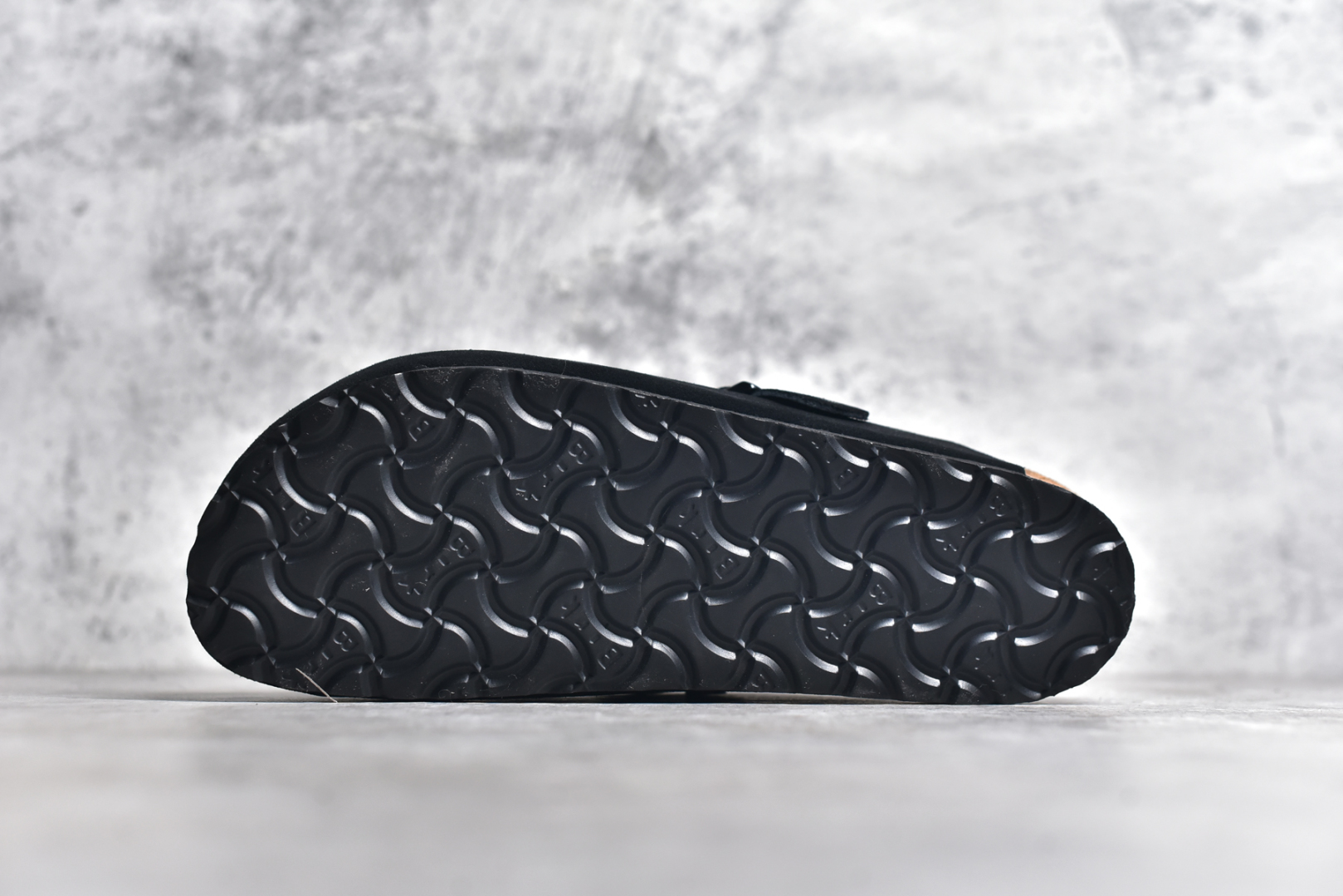 图片[6]-#独家 外贸批次 Birkenstock London 系列勃肯皮革绒面双扣时尚休闲平底鞋 牛皮绒面革质地柔软 搭配可调节鞋扣提升穿着舒适度 人体工学设计分散脚部压力 保护脚踝 软木乳胶鞋床具有一定的收缩性 长时间穿着后能贴合脚型 EVA鞋底回弹性和抗张性力高 具有良好的防震、缓冲性 四季皆宜 柔软的鞋床采用额外的泡沫缓冲层 提供额外的舒适感和全天支撑 全网独家首发 源于德国的严谨工艺 牛巴戎面 中层松木 EVA 三层组合大底 优质牛皮面料五金扣 尺码：35 36 37 38 39 40 41 42 43 44 45-选品中心
