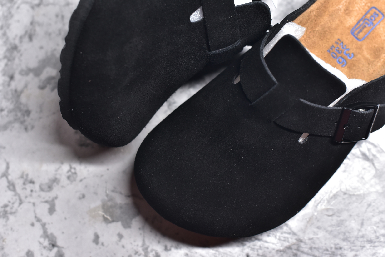 图片[8]-#独家 外贸批次 Birkenstock London 系列勃肯皮革绒面双扣时尚休闲平底鞋 牛皮绒面革质地柔软 搭配可调节鞋扣提升穿着舒适度 人体工学设计分散脚部压力 保护脚踝 软木乳胶鞋床具有一定的收缩性 长时间穿着后能贴合脚型 EVA鞋底回弹性和抗张性力高 具有良好的防震、缓冲性 四季皆宜 柔软的鞋床采用额外的泡沫缓冲层 提供额外的舒适感和全天支撑 全网独家首发 源于德国的严谨工艺 牛巴戎面 中层松木 EVA 三层组合大底 优质牛皮面料五金扣 尺码：35 36 37 38 39 40 41 42 43 44 45-选品中心