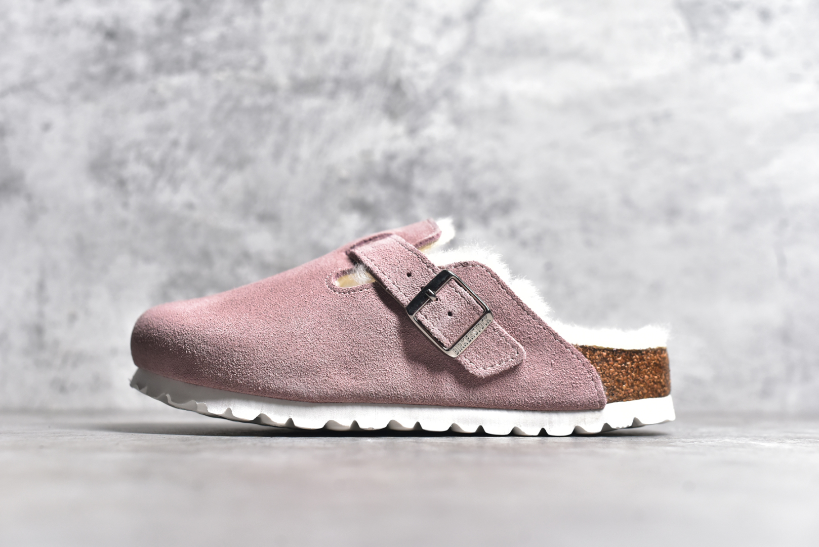 #独家 外贸批次 加绒Birkenstock Boston VL 勃肯软木底包头拖鞋加绒版 天鹅绒般的绒面革赋子休闲的经典外观 四季皆宜 柔软的鞋床采用额外的泡沫缓冲层 提供额外的舒适感和全天支撑 全网独家首发 源于德国的严谨工艺 牛巴戎面 中层松木 EVA 三层组合大底 优质牛皮面料五金扣 出口订单 尺码：35 36 37 38 39 40-选品中心
