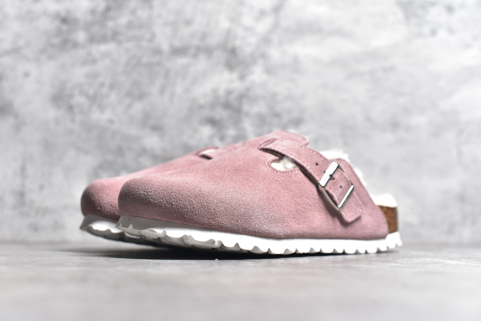 图片[2]-#独家 外贸批次 加绒Birkenstock Boston VL 勃肯软木底包头拖鞋加绒版 天鹅绒般的绒面革赋子休闲的经典外观 四季皆宜 柔软的鞋床采用额外的泡沫缓冲层 提供额外的舒适感和全天支撑 全网独家首发 源于德国的严谨工艺 牛巴戎面 中层松木 EVA 三层组合大底 优质牛皮面料五金扣 出口订单 尺码：35 36 37 38 39 40-选品中心