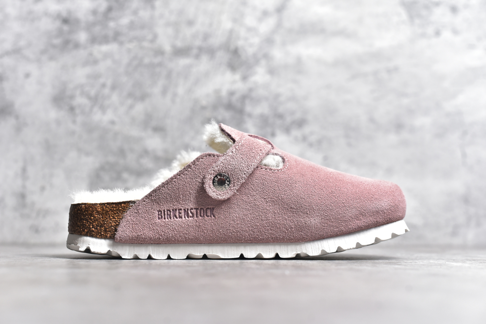 图片[3]-#独家 外贸批次 加绒Birkenstock Boston VL 勃肯软木底包头拖鞋加绒版 天鹅绒般的绒面革赋子休闲的经典外观 四季皆宜 柔软的鞋床采用额外的泡沫缓冲层 提供额外的舒适感和全天支撑 全网独家首发 源于德国的严谨工艺 牛巴戎面 中层松木 EVA 三层组合大底 优质牛皮面料五金扣 出口订单 尺码：35 36 37 38 39 40-选品中心