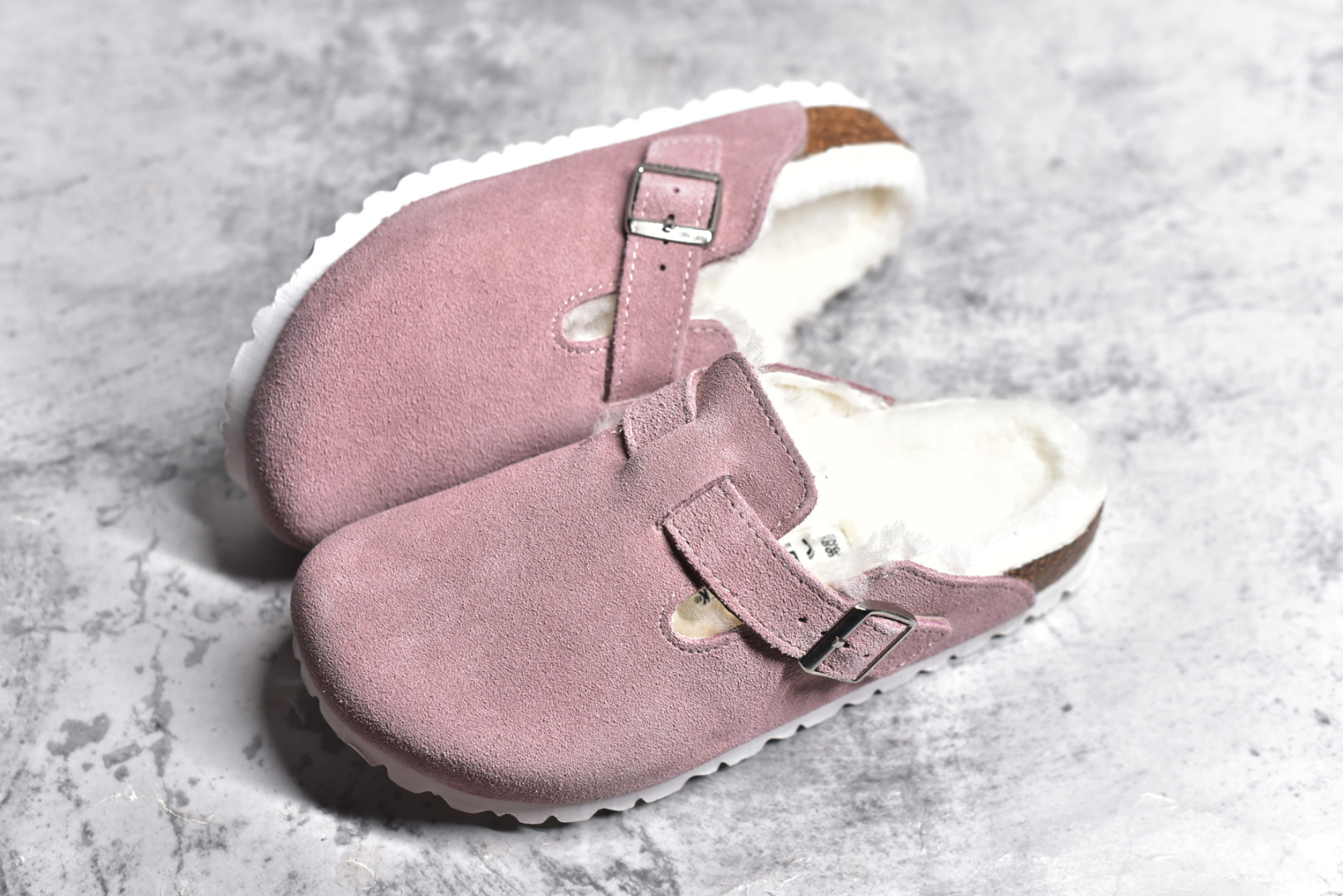 图片[7]-#独家 外贸批次 加绒Birkenstock Boston VL 勃肯软木底包头拖鞋加绒版 天鹅绒般的绒面革赋子休闲的经典外观 四季皆宜 柔软的鞋床采用额外的泡沫缓冲层 提供额外的舒适感和全天支撑 全网独家首发 源于德国的严谨工艺 牛巴戎面 中层松木 EVA 三层组合大底 优质牛皮面料五金扣 出口订单 尺码：35 36 37 38 39 40-选品中心