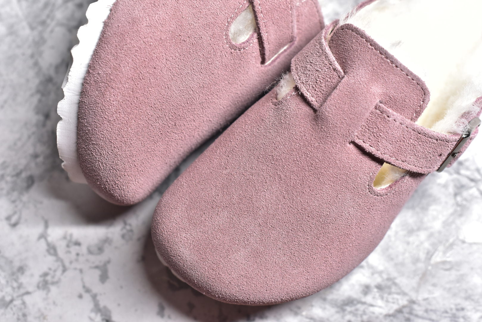图片[8]-#独家 外贸批次 加绒Birkenstock Boston VL 勃肯软木底包头拖鞋加绒版 天鹅绒般的绒面革赋子休闲的经典外观 四季皆宜 柔软的鞋床采用额外的泡沫缓冲层 提供额外的舒适感和全天支撑 全网独家首发 源于德国的严谨工艺 牛巴戎面 中层松木 EVA 三层组合大底 优质牛皮面料五金扣 出口订单 尺码：35 36 37 38 39 40-选品中心