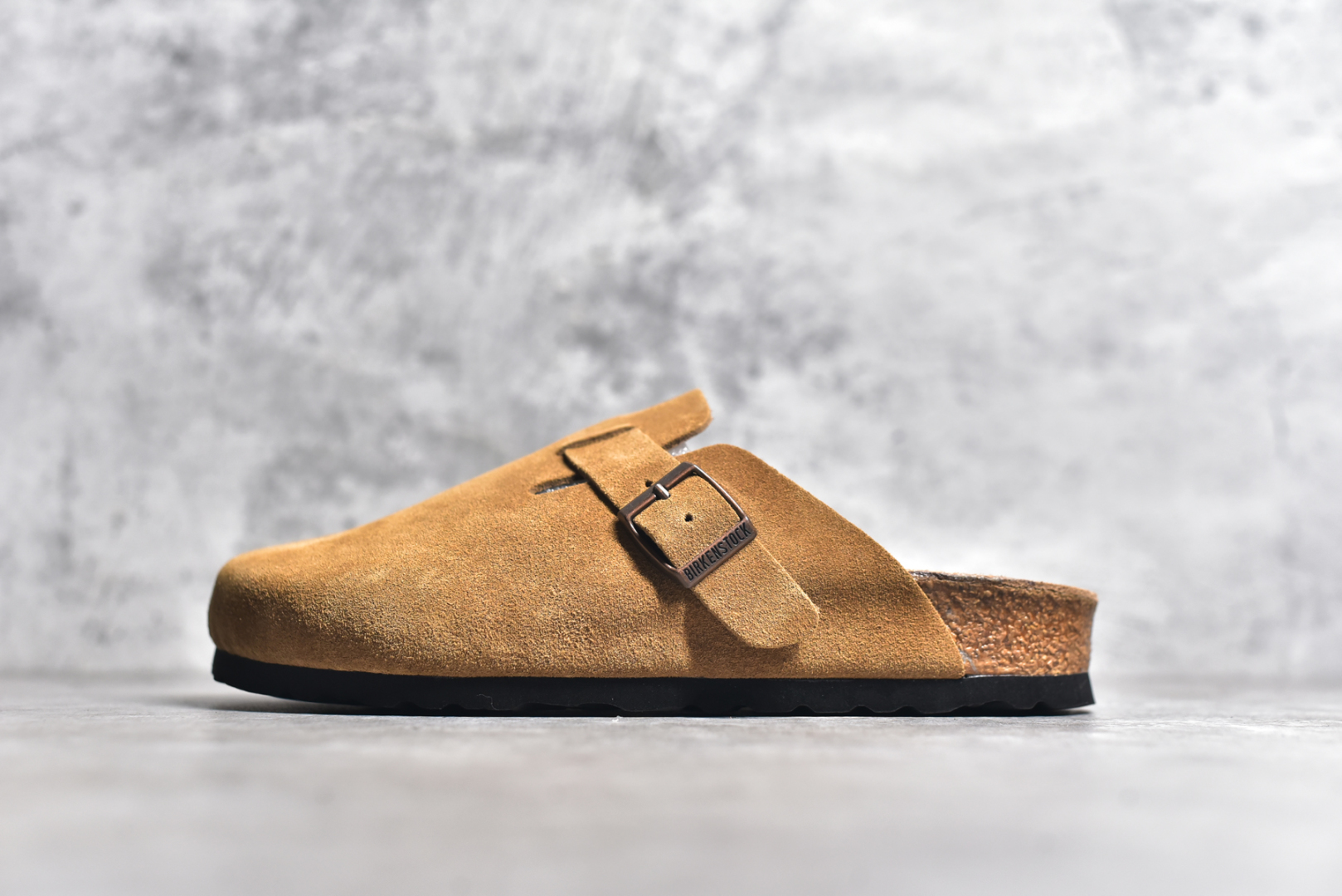 #独家 外贸批次 Birkenstock London 系列勃肯皮革绒面双扣时尚休闲平底鞋 牛皮绒面革质地柔软 搭配可调节鞋扣提升穿着舒适度 人体工学设计分散脚部压力 保护脚踝 软木乳胶鞋床具有一定的收缩性 长时间穿着后能贴合脚型 EVA鞋底回弹性和抗张性力高 具有良好的防震、缓冲性 四季皆宜 柔软的鞋床采用额外的泡沫缓冲层 提供额外的舒适感和全天支撑 全网独家首发 源于德国的严谨工艺 牛巴戎面 中层松木 EVA 三层组合大底 优质牛皮面料五金扣 尺码：35 36 37 38 39 40 41 42 43 44 45-选品中心