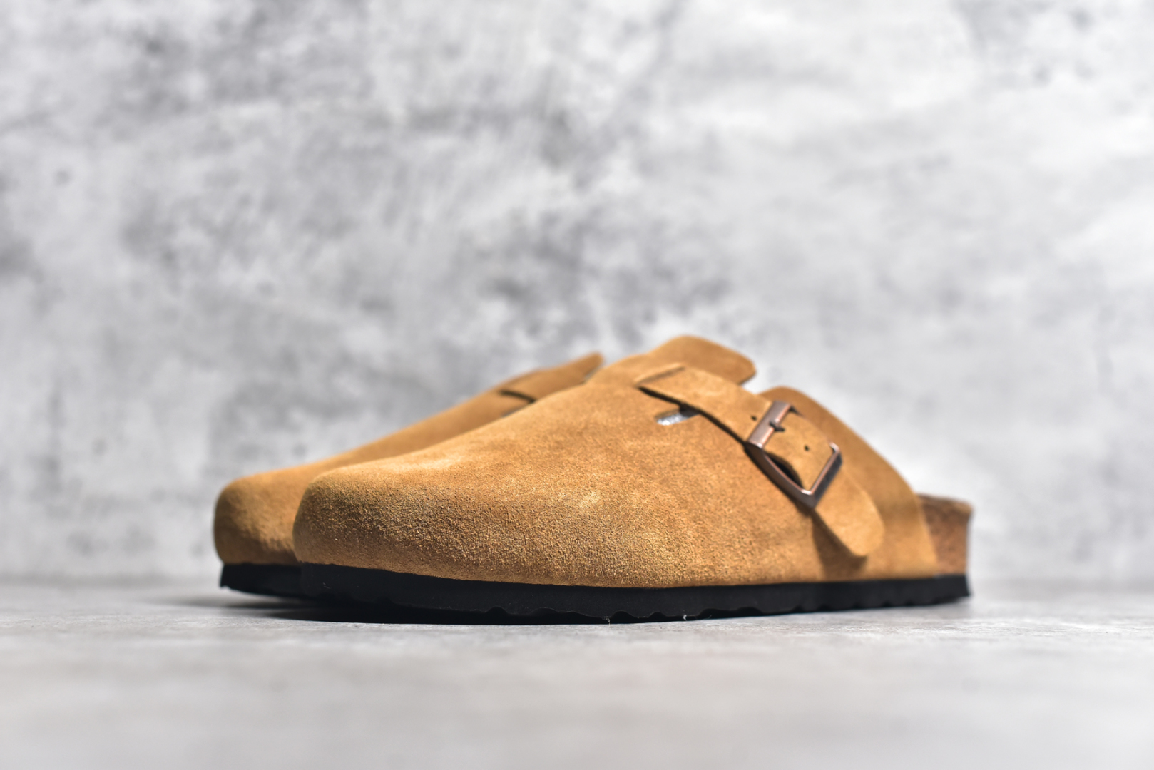 图片[2]-#独家 外贸批次 Birkenstock London 系列勃肯皮革绒面双扣时尚休闲平底鞋 牛皮绒面革质地柔软 搭配可调节鞋扣提升穿着舒适度 人体工学设计分散脚部压力 保护脚踝 软木乳胶鞋床具有一定的收缩性 长时间穿着后能贴合脚型 EVA鞋底回弹性和抗张性力高 具有良好的防震、缓冲性 四季皆宜 柔软的鞋床采用额外的泡沫缓冲层 提供额外的舒适感和全天支撑 全网独家首发 源于德国的严谨工艺 牛巴戎面 中层松木 EVA 三层组合大底 优质牛皮面料五金扣 尺码：35 36 37 38 39 40 41 42 43 44 45-选品中心