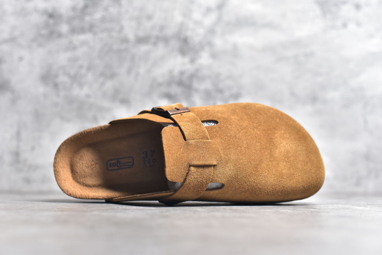 图片[4]-#独家 外贸批次 Birkenstock London 系列勃肯皮革绒面双扣时尚休闲平底鞋 牛皮绒面革质地柔软 搭配可调节鞋扣提升穿着舒适度 人体工学设计分散脚部压力 保护脚踝 软木乳胶鞋床具有一定的收缩性 长时间穿着后能贴合脚型 EVA鞋底回弹性和抗张性力高 具有良好的防震、缓冲性 四季皆宜 柔软的鞋床采用额外的泡沫缓冲层 提供额外的舒适感和全天支撑 全网独家首发 源于德国的严谨工艺 牛巴戎面 中层松木 EVA 三层组合大底 优质牛皮面料五金扣 尺码：35 36 37 38 39 40 41 42 43 44 45-选品中心