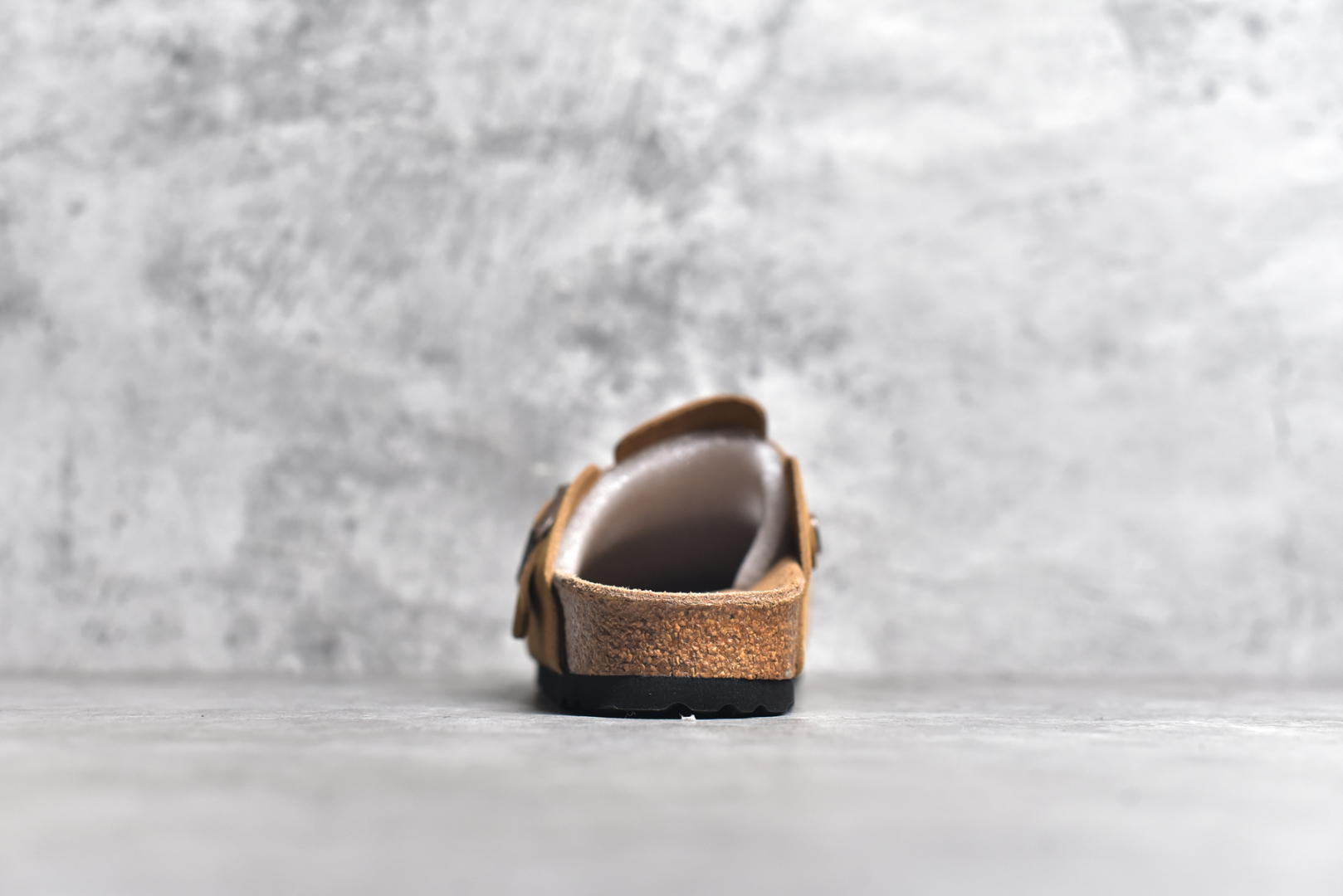 图片[5]-#独家 外贸批次 Birkenstock London 系列勃肯皮革绒面双扣时尚休闲平底鞋 牛皮绒面革质地柔软 搭配可调节鞋扣提升穿着舒适度 人体工学设计分散脚部压力 保护脚踝 软木乳胶鞋床具有一定的收缩性 长时间穿着后能贴合脚型 EVA鞋底回弹性和抗张性力高 具有良好的防震、缓冲性 四季皆宜 柔软的鞋床采用额外的泡沫缓冲层 提供额外的舒适感和全天支撑 全网独家首发 源于德国的严谨工艺 牛巴戎面 中层松木 EVA 三层组合大底 优质牛皮面料五金扣 尺码：35 36 37 38 39 40 41 42 43 44 45-选品中心