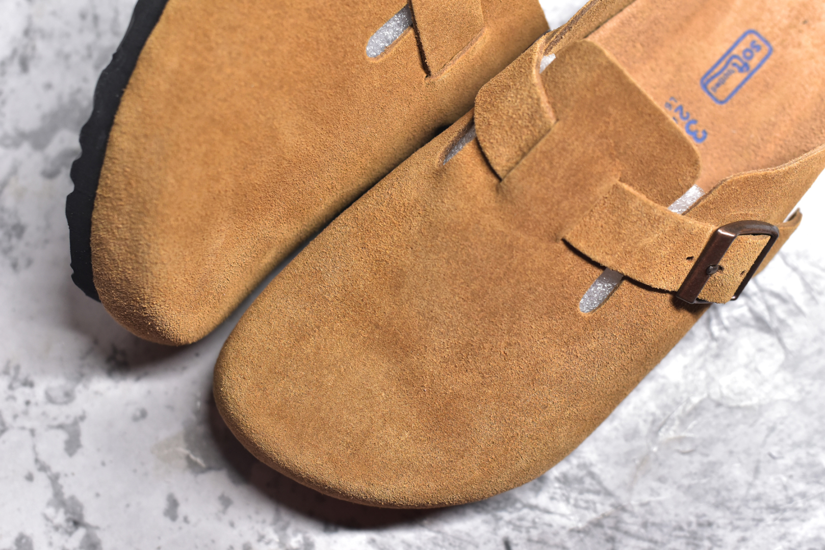 图片[8]-#独家 外贸批次 Birkenstock London 系列勃肯皮革绒面双扣时尚休闲平底鞋 牛皮绒面革质地柔软 搭配可调节鞋扣提升穿着舒适度 人体工学设计分散脚部压力 保护脚踝 软木乳胶鞋床具有一定的收缩性 长时间穿着后能贴合脚型 EVA鞋底回弹性和抗张性力高 具有良好的防震、缓冲性 四季皆宜 柔软的鞋床采用额外的泡沫缓冲层 提供额外的舒适感和全天支撑 全网独家首发 源于德国的严谨工艺 牛巴戎面 中层松木 EVA 三层组合大底 优质牛皮面料五金扣 尺码：35 36 37 38 39 40 41 42 43 44 45-选品中心