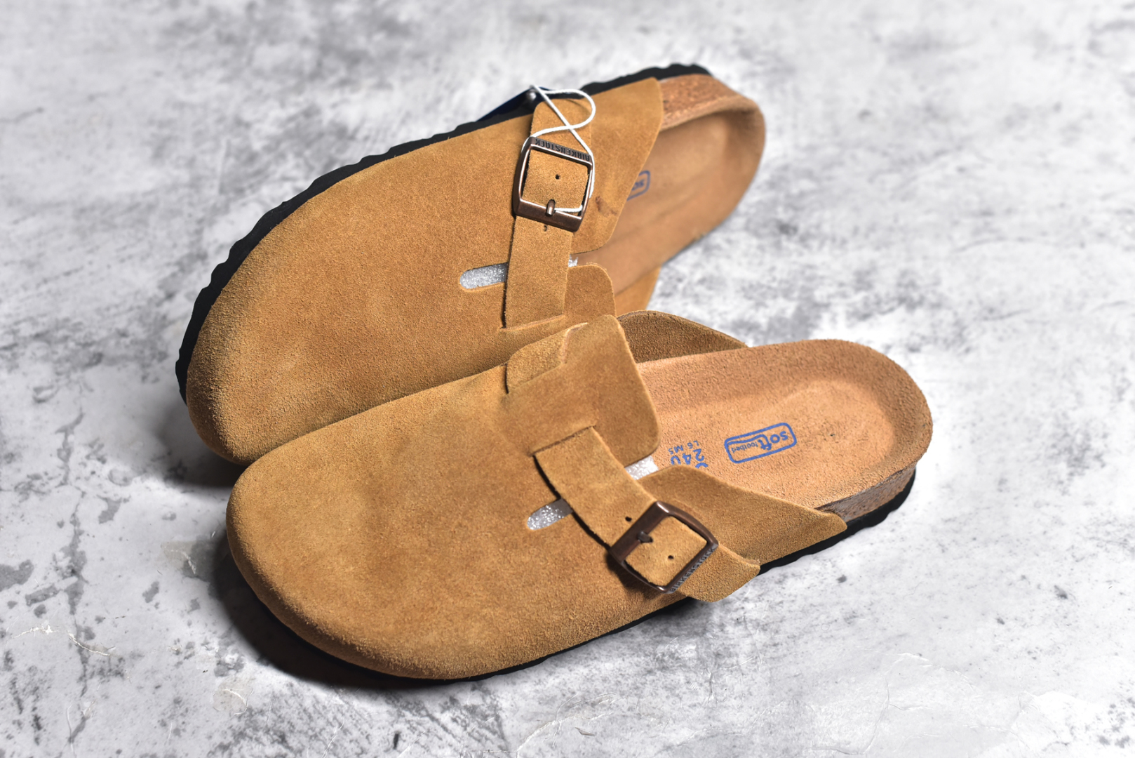 图片[7]-#独家 外贸批次 Birkenstock London 系列勃肯皮革绒面双扣时尚休闲平底鞋 牛皮绒面革质地柔软 搭配可调节鞋扣提升穿着舒适度 人体工学设计分散脚部压力 保护脚踝 软木乳胶鞋床具有一定的收缩性 长时间穿着后能贴合脚型 EVA鞋底回弹性和抗张性力高 具有良好的防震、缓冲性 四季皆宜 柔软的鞋床采用额外的泡沫缓冲层 提供额外的舒适感和全天支撑 全网独家首发 源于德国的严谨工艺 牛巴戎面 中层松木 EVA 三层组合大底 优质牛皮面料五金扣 尺码：35 36 37 38 39 40 41 42 43 44 45-选品中心