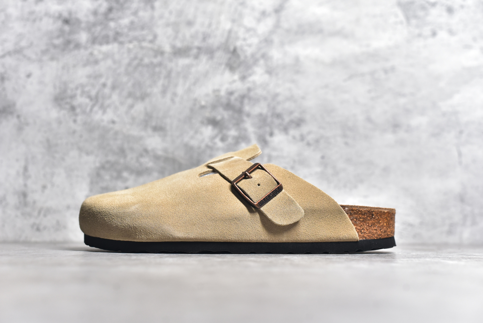 #独家 外贸批次 Birkenstock London 系列勃肯皮革绒面双扣时尚休闲平底鞋 牛皮绒面革质地柔软 搭配可调节鞋扣提升穿着舒适度 人体工学设计分散脚部压力 保护脚踝 软木乳胶鞋床具有一定的收缩性 长时间穿着后能贴合脚型 EVA鞋底回弹性和抗张性力高 具有良好的防震、缓冲性 四季皆宜 柔软的鞋床采用额外的泡沫缓冲层 提供额外的舒适感和全天支撑 全网独家首发 源于德国的严谨工艺 牛巴戎面 中层松木 EVA 三层组合大底 优质牛皮面料五金扣 尺码：35 36 37 38 39 40 41 42 43 44 45-选品中心