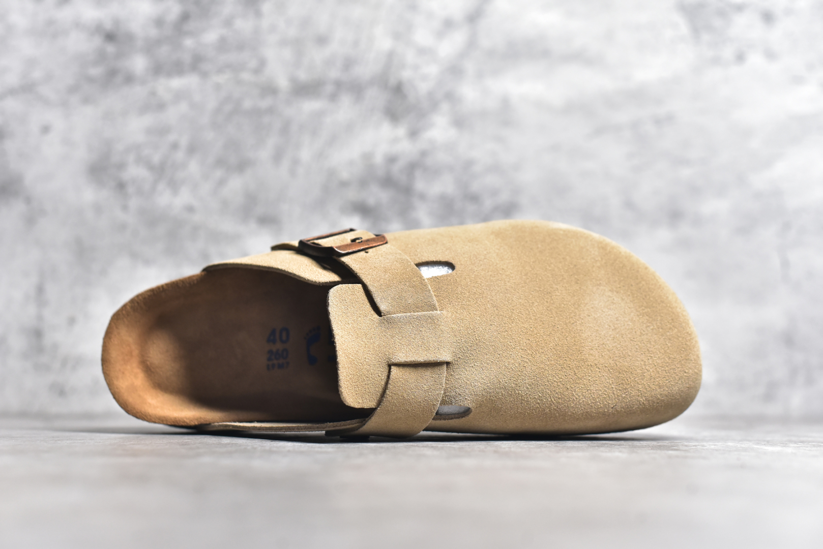 图片[4]-#独家 外贸批次 Birkenstock London 系列勃肯皮革绒面双扣时尚休闲平底鞋 牛皮绒面革质地柔软 搭配可调节鞋扣提升穿着舒适度 人体工学设计分散脚部压力 保护脚踝 软木乳胶鞋床具有一定的收缩性 长时间穿着后能贴合脚型 EVA鞋底回弹性和抗张性力高 具有良好的防震、缓冲性 四季皆宜 柔软的鞋床采用额外的泡沫缓冲层 提供额外的舒适感和全天支撑 全网独家首发 源于德国的严谨工艺 牛巴戎面 中层松木 EVA 三层组合大底 优质牛皮面料五金扣 尺码：35 36 37 38 39 40 41 42 43 44 45-选品中心