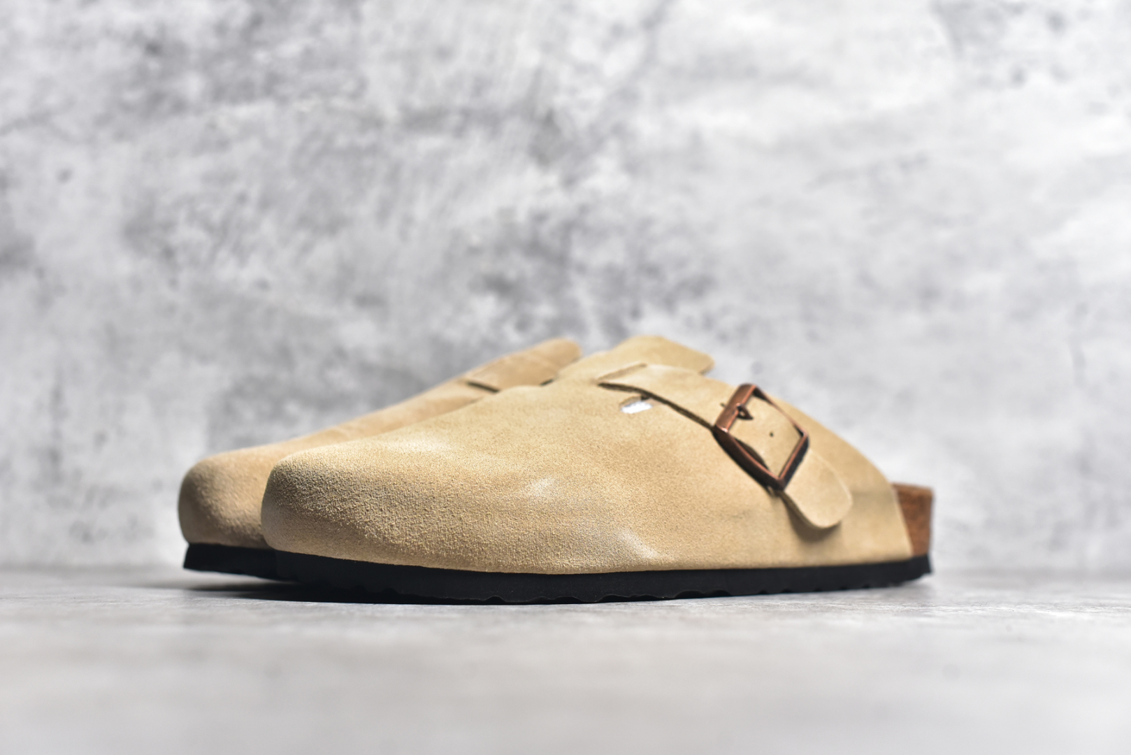 图片[2]-#独家 外贸批次 Birkenstock London 系列勃肯皮革绒面双扣时尚休闲平底鞋 牛皮绒面革质地柔软 搭配可调节鞋扣提升穿着舒适度 人体工学设计分散脚部压力 保护脚踝 软木乳胶鞋床具有一定的收缩性 长时间穿着后能贴合脚型 EVA鞋底回弹性和抗张性力高 具有良好的防震、缓冲性 四季皆宜 柔软的鞋床采用额外的泡沫缓冲层 提供额外的舒适感和全天支撑 全网独家首发 源于德国的严谨工艺 牛巴戎面 中层松木 EVA 三层组合大底 优质牛皮面料五金扣 尺码：35 36 37 38 39 40 41 42 43 44 45-选品中心