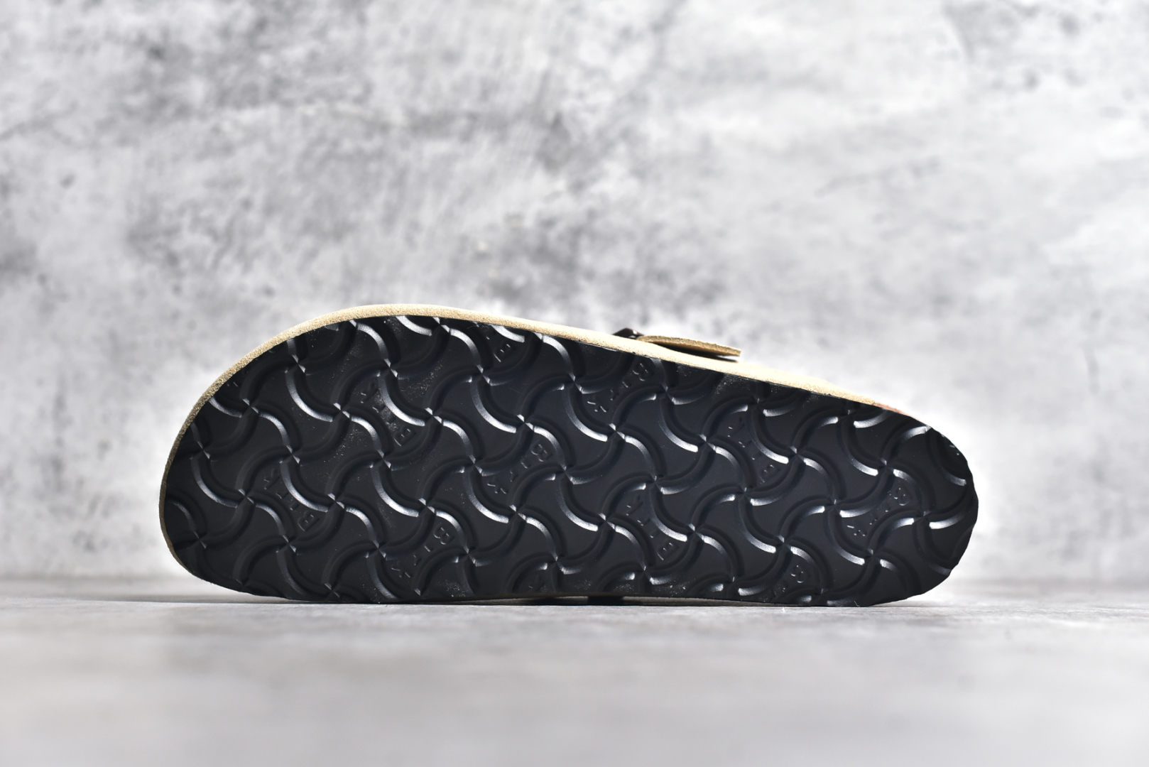图片[6]-#独家 外贸批次 Birkenstock London 系列勃肯皮革绒面双扣时尚休闲平底鞋 牛皮绒面革质地柔软 搭配可调节鞋扣提升穿着舒适度 人体工学设计分散脚部压力 保护脚踝 软木乳胶鞋床具有一定的收缩性 长时间穿着后能贴合脚型 EVA鞋底回弹性和抗张性力高 具有良好的防震、缓冲性 四季皆宜 柔软的鞋床采用额外的泡沫缓冲层 提供额外的舒适感和全天支撑 全网独家首发 源于德国的严谨工艺 牛巴戎面 中层松木 EVA 三层组合大底 优质牛皮面料五金扣 尺码：35 36 37 38 39 40 41 42 43 44 45-选品中心