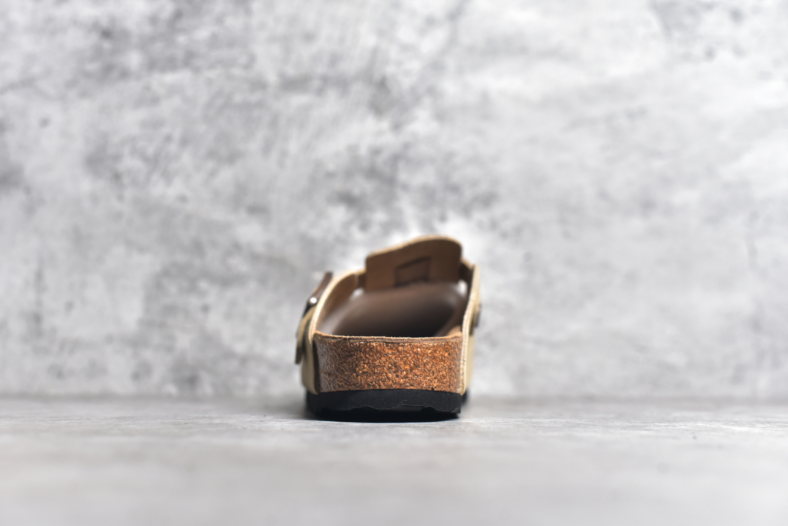 图片[5]-#独家 外贸批次 Birkenstock London 系列勃肯皮革绒面双扣时尚休闲平底鞋 牛皮绒面革质地柔软 搭配可调节鞋扣提升穿着舒适度 人体工学设计分散脚部压力 保护脚踝 软木乳胶鞋床具有一定的收缩性 长时间穿着后能贴合脚型 EVA鞋底回弹性和抗张性力高 具有良好的防震、缓冲性 四季皆宜 柔软的鞋床采用额外的泡沫缓冲层 提供额外的舒适感和全天支撑 全网独家首发 源于德国的严谨工艺 牛巴戎面 中层松木 EVA 三层组合大底 优质牛皮面料五金扣 尺码：35 36 37 38 39 40 41 42 43 44 45-选品中心