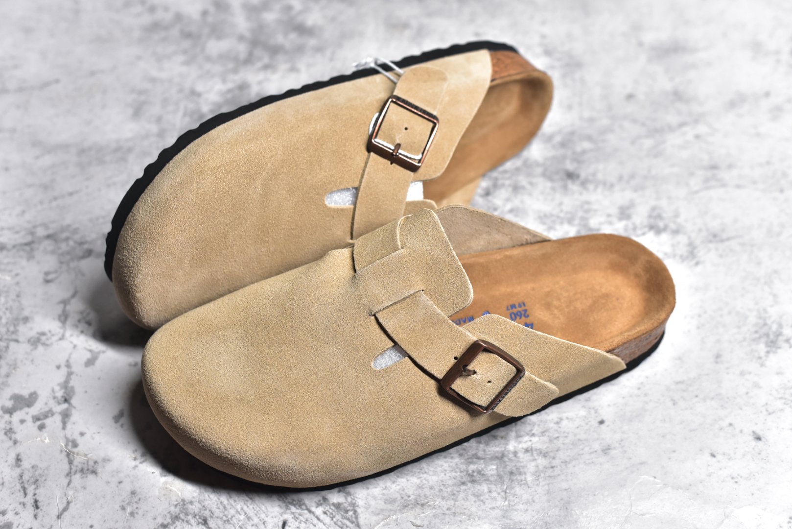 图片[7]-#独家 外贸批次 Birkenstock London 系列勃肯皮革绒面双扣时尚休闲平底鞋 牛皮绒面革质地柔软 搭配可调节鞋扣提升穿着舒适度 人体工学设计分散脚部压力 保护脚踝 软木乳胶鞋床具有一定的收缩性 长时间穿着后能贴合脚型 EVA鞋底回弹性和抗张性力高 具有良好的防震、缓冲性 四季皆宜 柔软的鞋床采用额外的泡沫缓冲层 提供额外的舒适感和全天支撑 全网独家首发 源于德国的严谨工艺 牛巴戎面 中层松木 EVA 三层组合大底 优质牛皮面料五金扣 尺码：35 36 37 38 39 40 41 42 43 44 45-选品中心