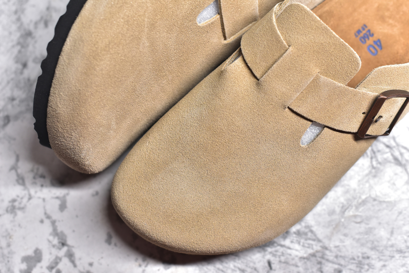 图片[8]-#独家 外贸批次 Birkenstock London 系列勃肯皮革绒面双扣时尚休闲平底鞋 牛皮绒面革质地柔软 搭配可调节鞋扣提升穿着舒适度 人体工学设计分散脚部压力 保护脚踝 软木乳胶鞋床具有一定的收缩性 长时间穿着后能贴合脚型 EVA鞋底回弹性和抗张性力高 具有良好的防震、缓冲性 四季皆宜 柔软的鞋床采用额外的泡沫缓冲层 提供额外的舒适感和全天支撑 全网独家首发 源于德国的严谨工艺 牛巴戎面 中层松木 EVA 三层组合大底 优质牛皮面料五金扣 尺码：35 36 37 38 39 40 41 42 43 44 45-选品中心