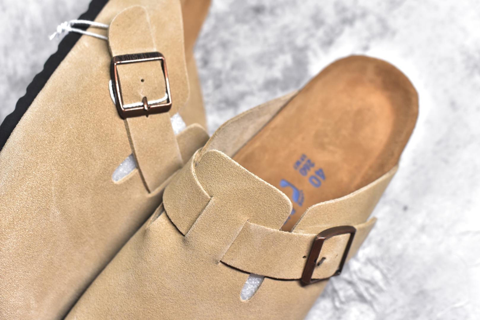 图片[9]-#独家 外贸批次 Birkenstock London 系列勃肯皮革绒面双扣时尚休闲平底鞋 牛皮绒面革质地柔软 搭配可调节鞋扣提升穿着舒适度 人体工学设计分散脚部压力 保护脚踝 软木乳胶鞋床具有一定的收缩性 长时间穿着后能贴合脚型 EVA鞋底回弹性和抗张性力高 具有良好的防震、缓冲性 四季皆宜 柔软的鞋床采用额外的泡沫缓冲层 提供额外的舒适感和全天支撑 全网独家首发 源于德国的严谨工艺 牛巴戎面 中层松木 EVA 三层组合大底 优质牛皮面料五金扣 尺码：35 36 37 38 39 40 41 42 43 44 45-选品中心