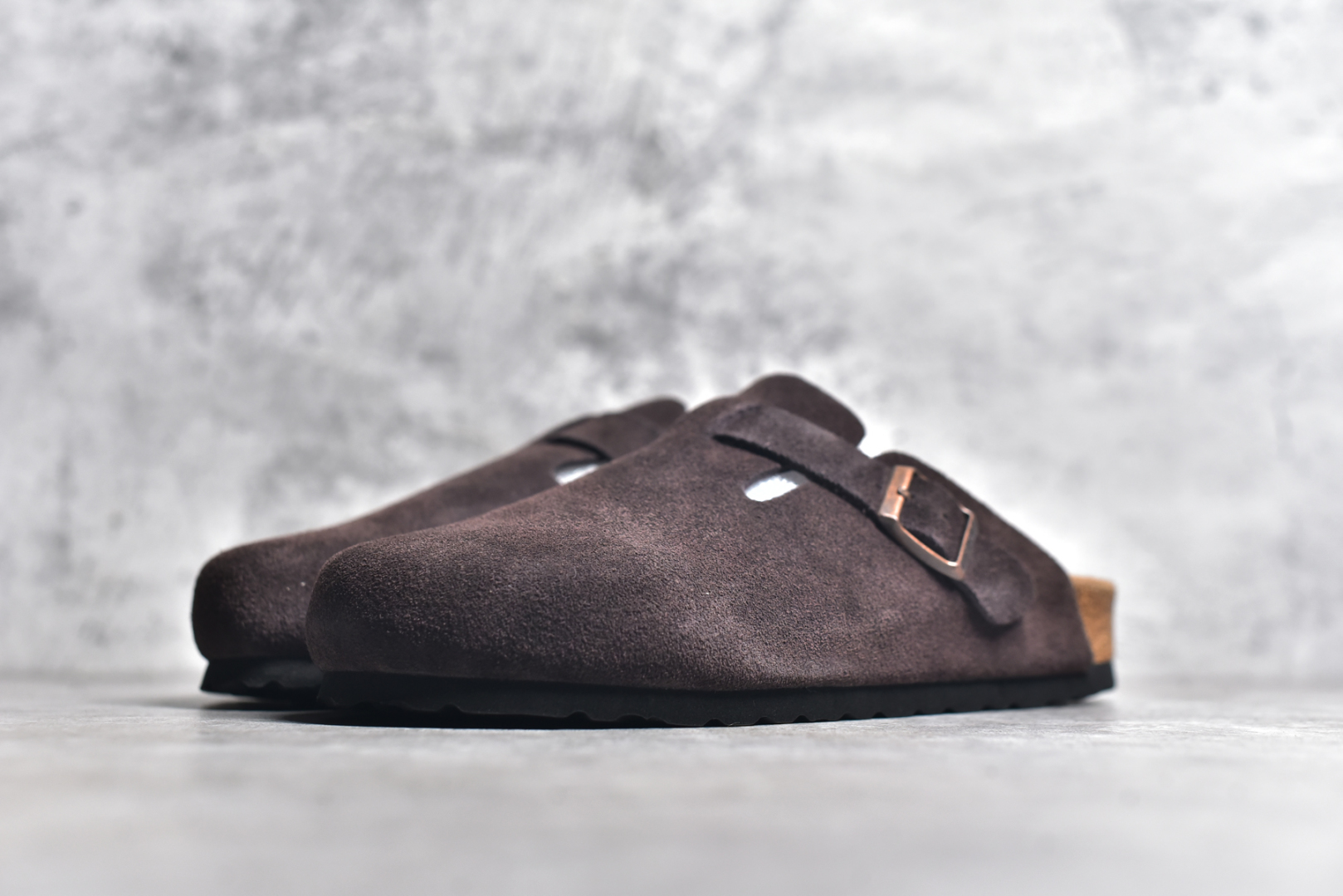 图片[2]-#独家 外贸批次 Birkenstock London 系列勃肯皮革绒面双扣时尚休闲平底鞋 牛皮绒面革质地柔软 搭配可调节鞋扣提升穿着舒适度 人体工学设计分散脚部压力 保护脚踝 软木乳胶鞋床具有一定的收缩性 长时间穿着后能贴合脚型 EVA鞋底回弹性和抗张性力高 具有良好的防震、缓冲性 四季皆宜 柔软的鞋床采用额外的泡沫缓冲层 提供额外的舒适感和全天支撑 全网独家首发 源于德国的严谨工艺 牛巴戎面 中层松木 EVA 三层组合大底 优质牛皮面料五金扣 尺码：35 36 37 38 39 40 41 42 43 44 45-选品中心