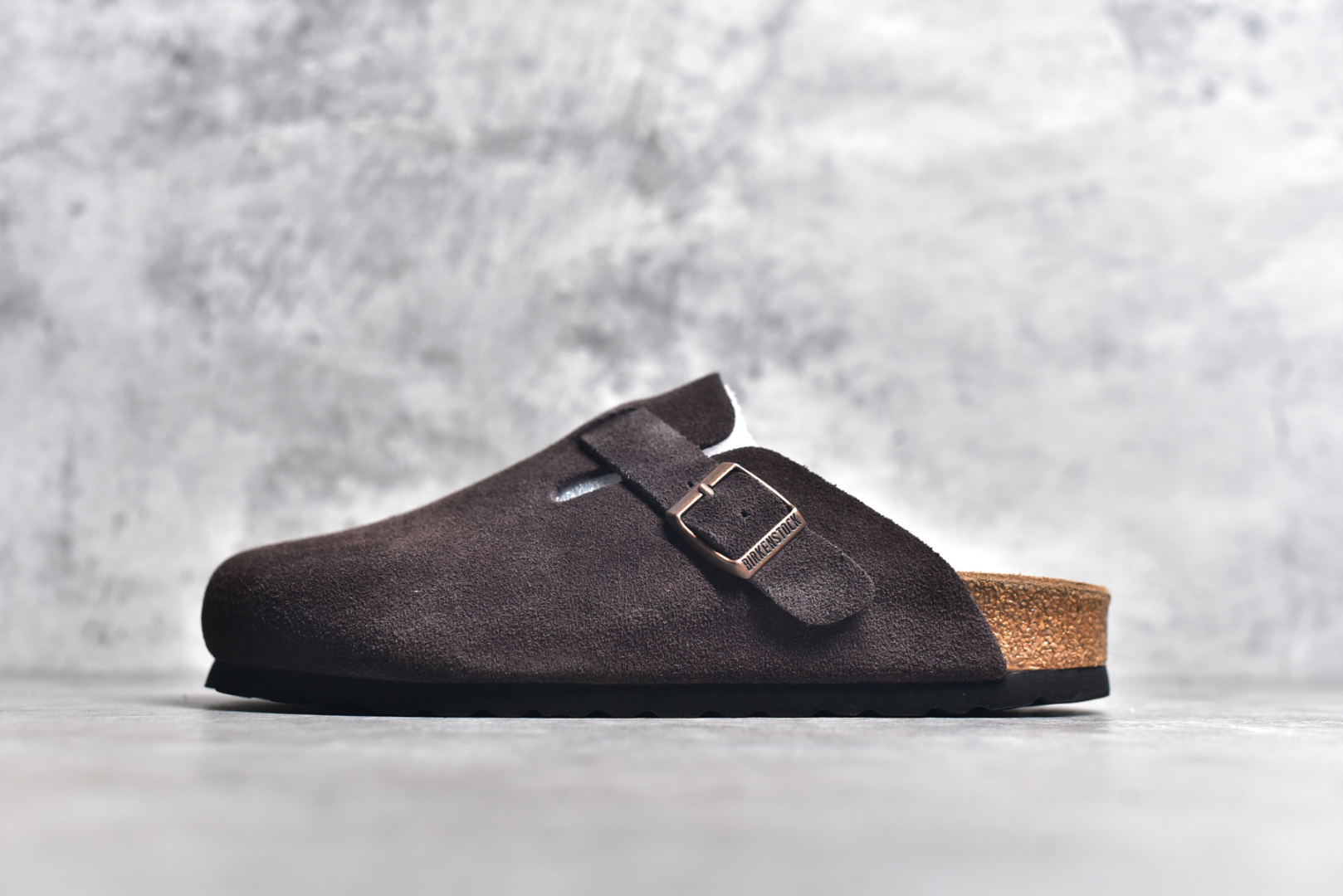 #独家 外贸批次 Birkenstock London 系列勃肯皮革绒面双扣时尚休闲平底鞋 牛皮绒面革质地柔软 搭配可调节鞋扣提升穿着舒适度 人体工学设计分散脚部压力 保护脚踝 软木乳胶鞋床具有一定的收缩性 长时间穿着后能贴合脚型 EVA鞋底回弹性和抗张性力高 具有良好的防震、缓冲性 四季皆宜 柔软的鞋床采用额外的泡沫缓冲层 提供额外的舒适感和全天支撑 全网独家首发 源于德国的严谨工艺 牛巴戎面 中层松木 EVA 三层组合大底 优质牛皮面料五金扣 尺码：35 36 37 38 39 40 41 42 43 44 45-选品中心