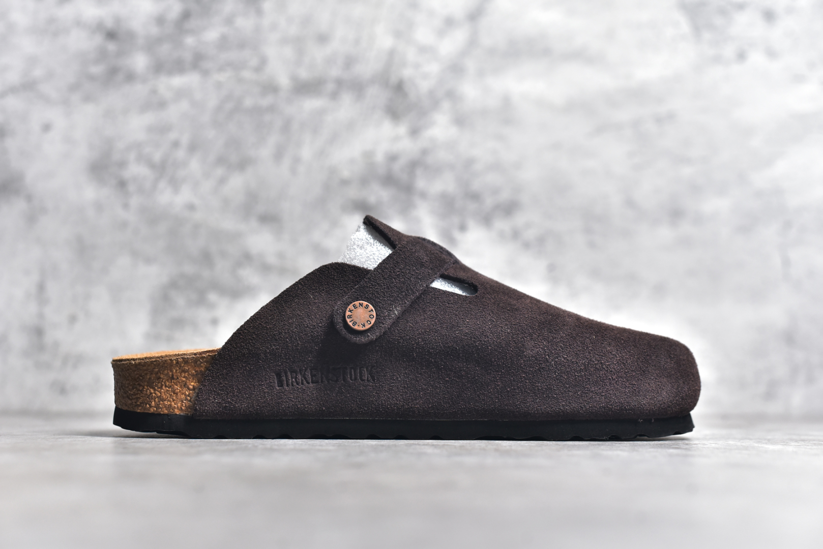 图片[3]-#独家 外贸批次 Birkenstock London 系列勃肯皮革绒面双扣时尚休闲平底鞋 牛皮绒面革质地柔软 搭配可调节鞋扣提升穿着舒适度 人体工学设计分散脚部压力 保护脚踝 软木乳胶鞋床具有一定的收缩性 长时间穿着后能贴合脚型 EVA鞋底回弹性和抗张性力高 具有良好的防震、缓冲性 四季皆宜 柔软的鞋床采用额外的泡沫缓冲层 提供额外的舒适感和全天支撑 全网独家首发 源于德国的严谨工艺 牛巴戎面 中层松木 EVA 三层组合大底 优质牛皮面料五金扣 尺码：35 36 37 38 39 40 41 42 43 44 45-选品中心