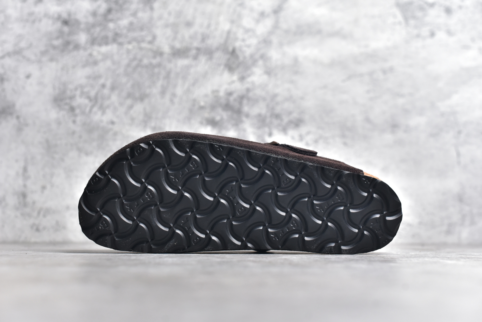 图片[6]-#独家 外贸批次 Birkenstock London 系列勃肯皮革绒面双扣时尚休闲平底鞋 牛皮绒面革质地柔软 搭配可调节鞋扣提升穿着舒适度 人体工学设计分散脚部压力 保护脚踝 软木乳胶鞋床具有一定的收缩性 长时间穿着后能贴合脚型 EVA鞋底回弹性和抗张性力高 具有良好的防震、缓冲性 四季皆宜 柔软的鞋床采用额外的泡沫缓冲层 提供额外的舒适感和全天支撑 全网独家首发 源于德国的严谨工艺 牛巴戎面 中层松木 EVA 三层组合大底 优质牛皮面料五金扣 尺码：35 36 37 38 39 40 41 42 43 44 45-选品中心