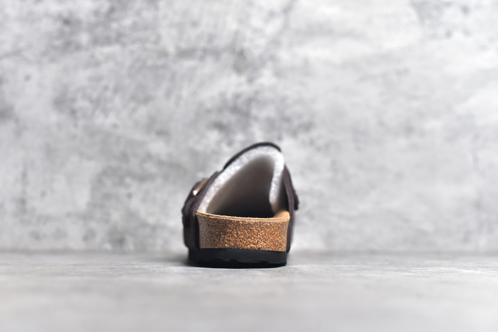 图片[5]-#独家 外贸批次 Birkenstock London 系列勃肯皮革绒面双扣时尚休闲平底鞋 牛皮绒面革质地柔软 搭配可调节鞋扣提升穿着舒适度 人体工学设计分散脚部压力 保护脚踝 软木乳胶鞋床具有一定的收缩性 长时间穿着后能贴合脚型 EVA鞋底回弹性和抗张性力高 具有良好的防震、缓冲性 四季皆宜 柔软的鞋床采用额外的泡沫缓冲层 提供额外的舒适感和全天支撑 全网独家首发 源于德国的严谨工艺 牛巴戎面 中层松木 EVA 三层组合大底 优质牛皮面料五金扣 尺码：35 36 37 38 39 40 41 42 43 44 45-选品中心