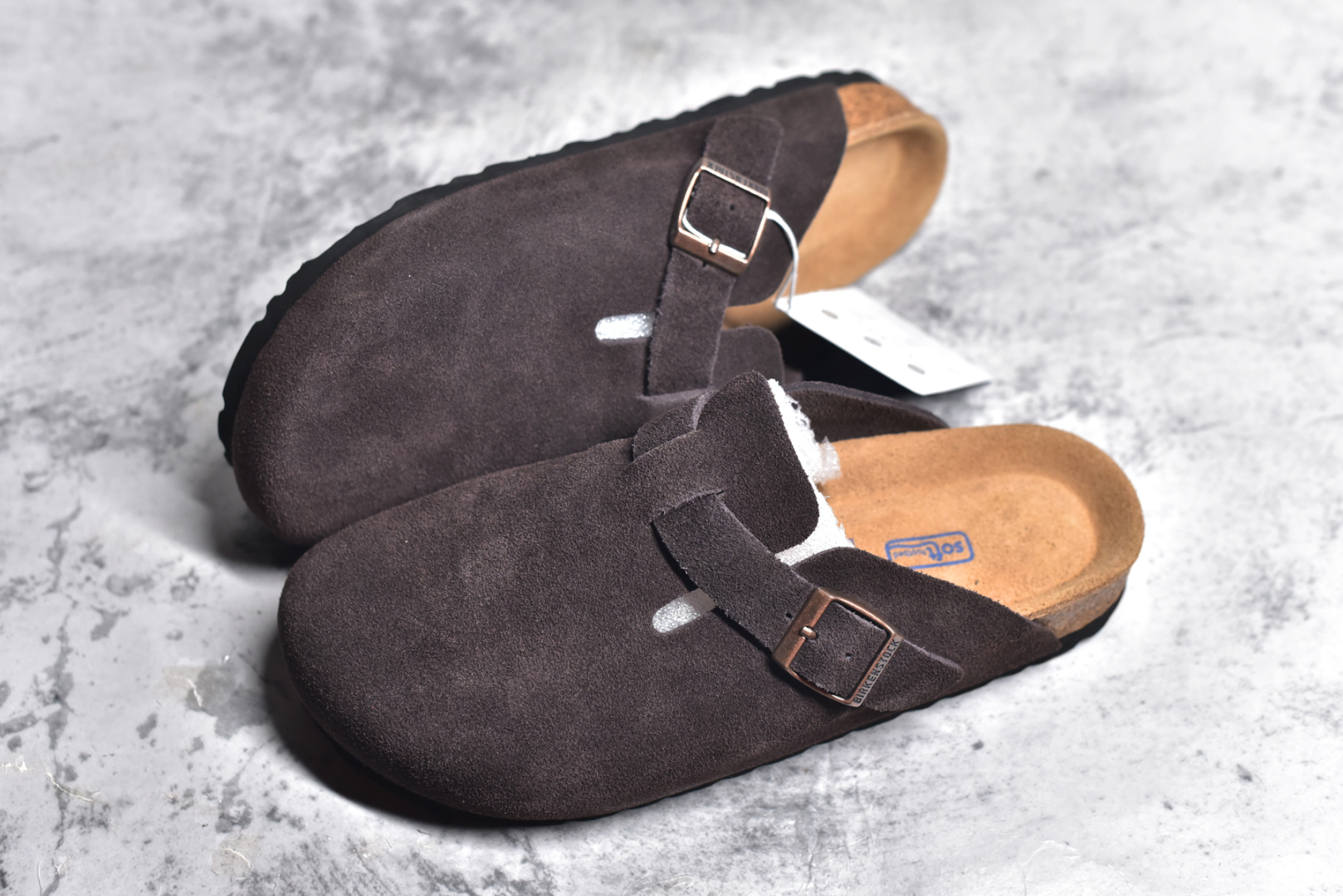 图片[7]-#独家 外贸批次 Birkenstock London 系列勃肯皮革绒面双扣时尚休闲平底鞋 牛皮绒面革质地柔软 搭配可调节鞋扣提升穿着舒适度 人体工学设计分散脚部压力 保护脚踝 软木乳胶鞋床具有一定的收缩性 长时间穿着后能贴合脚型 EVA鞋底回弹性和抗张性力高 具有良好的防震、缓冲性 四季皆宜 柔软的鞋床采用额外的泡沫缓冲层 提供额外的舒适感和全天支撑 全网独家首发 源于德国的严谨工艺 牛巴戎面 中层松木 EVA 三层组合大底 优质牛皮面料五金扣 尺码：35 36 37 38 39 40 41 42 43 44 45-选品中心