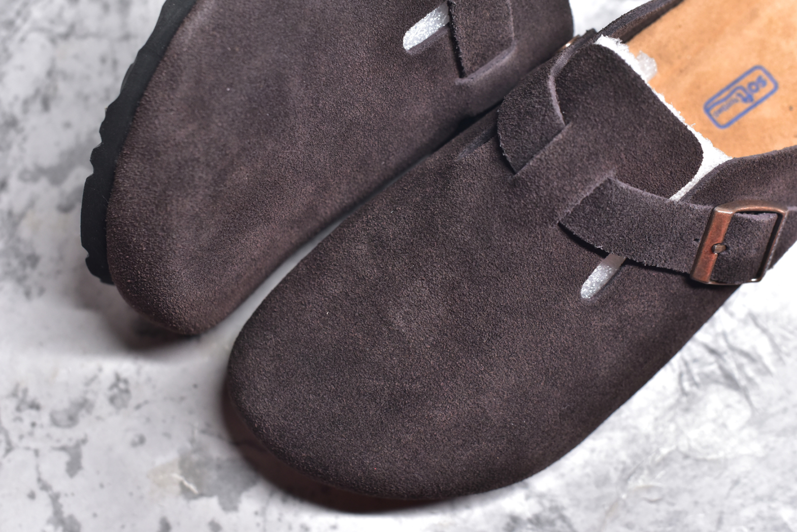 图片[8]-#独家 外贸批次 Birkenstock London 系列勃肯皮革绒面双扣时尚休闲平底鞋 牛皮绒面革质地柔软 搭配可调节鞋扣提升穿着舒适度 人体工学设计分散脚部压力 保护脚踝 软木乳胶鞋床具有一定的收缩性 长时间穿着后能贴合脚型 EVA鞋底回弹性和抗张性力高 具有良好的防震、缓冲性 四季皆宜 柔软的鞋床采用额外的泡沫缓冲层 提供额外的舒适感和全天支撑 全网独家首发 源于德国的严谨工艺 牛巴戎面 中层松木 EVA 三层组合大底 优质牛皮面料五金扣 尺码：35 36 37 38 39 40 41 42 43 44 45-选品中心