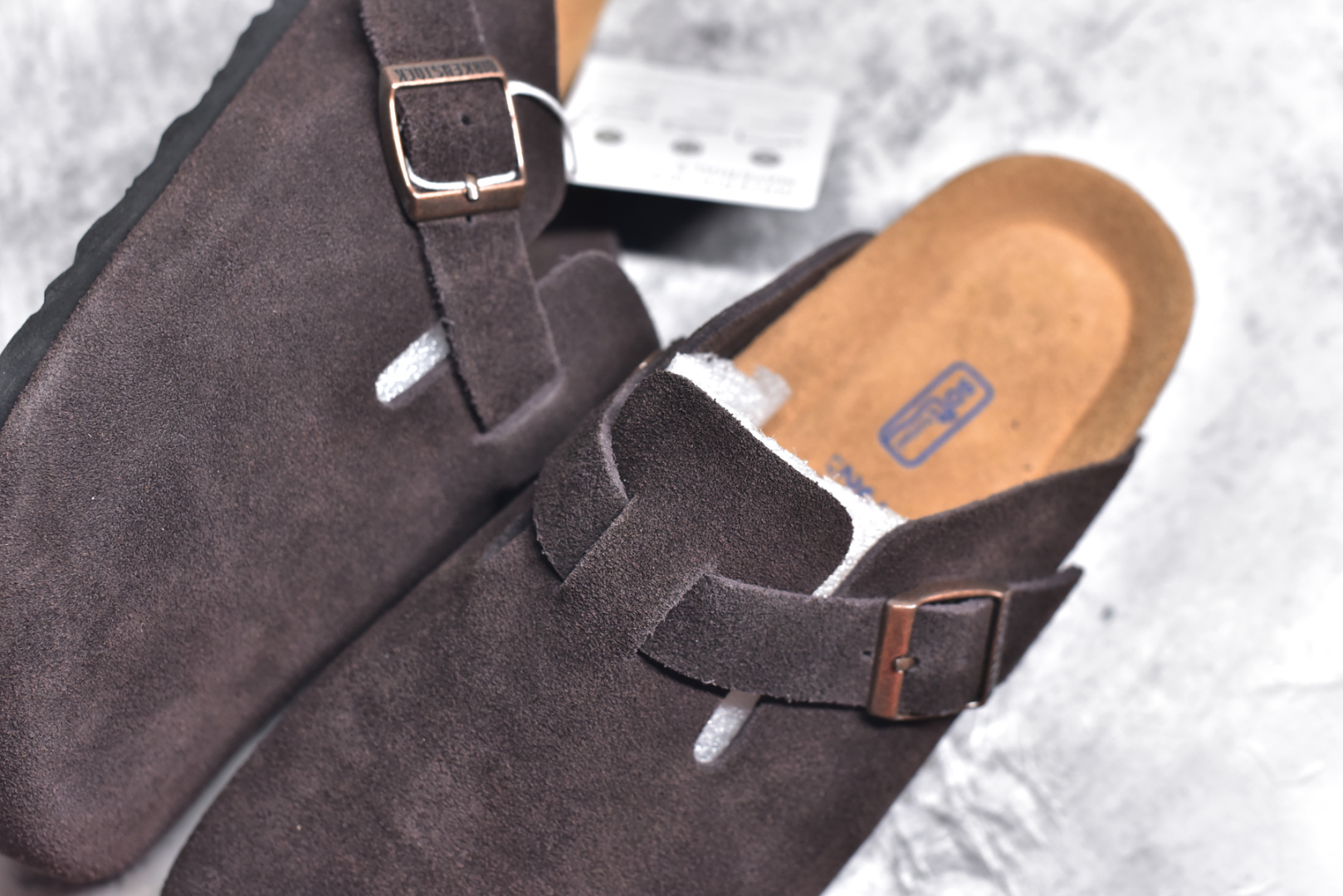图片[9]-#独家 外贸批次 Birkenstock London 系列勃肯皮革绒面双扣时尚休闲平底鞋 牛皮绒面革质地柔软 搭配可调节鞋扣提升穿着舒适度 人体工学设计分散脚部压力 保护脚踝 软木乳胶鞋床具有一定的收缩性 长时间穿着后能贴合脚型 EVA鞋底回弹性和抗张性力高 具有良好的防震、缓冲性 四季皆宜 柔软的鞋床采用额外的泡沫缓冲层 提供额外的舒适感和全天支撑 全网独家首发 源于德国的严谨工艺 牛巴戎面 中层松木 EVA 三层组合大底 优质牛皮面料五金扣 尺码：35 36 37 38 39 40 41 42 43 44 45-选品中心
