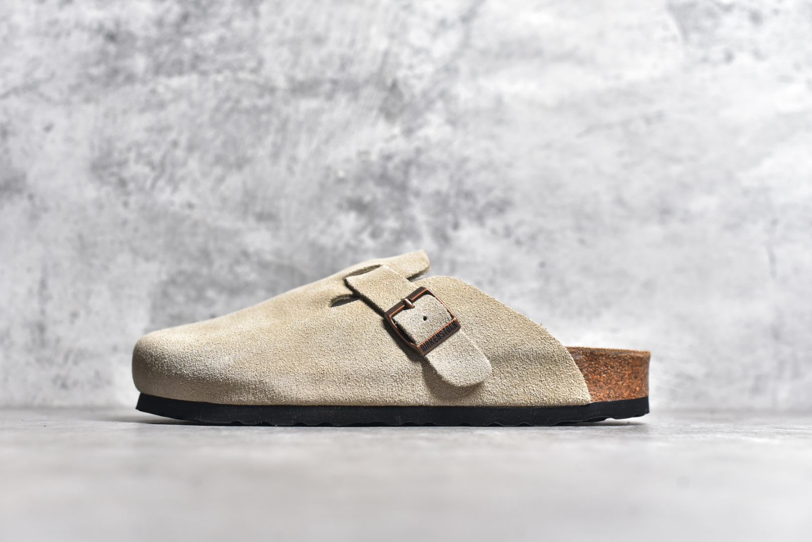 #独家 外贸批次 Birkenstock London 系列勃肯皮革绒面双扣时尚休闲平底鞋 牛皮绒面革质地柔软 搭配可调节鞋扣提升穿着舒适度 人体工学设计分散脚部压力 保护脚踝 软木乳胶鞋床具有一定的收缩性 长时间穿着后能贴合脚型 EVA鞋底回弹性和抗张性力高 具有良好的防震、缓冲性 四季皆宜 柔软的鞋床采用额外的泡沫缓冲层 提供额外的舒适感和全天支撑 全网独家首发 源于德国的严谨工艺 牛巴戎面 中层松木 EVA 三层组合大底 优质牛皮面料五金扣 尺码：35 36 37 38 39 40 41 42 43 44 45-选品中心