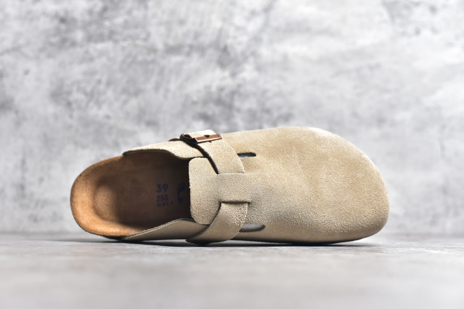 图片[4]-#独家 外贸批次 Birkenstock London 系列勃肯皮革绒面双扣时尚休闲平底鞋 牛皮绒面革质地柔软 搭配可调节鞋扣提升穿着舒适度 人体工学设计分散脚部压力 保护脚踝 软木乳胶鞋床具有一定的收缩性 长时间穿着后能贴合脚型 EVA鞋底回弹性和抗张性力高 具有良好的防震、缓冲性 四季皆宜 柔软的鞋床采用额外的泡沫缓冲层 提供额外的舒适感和全天支撑 全网独家首发 源于德国的严谨工艺 牛巴戎面 中层松木 EVA 三层组合大底 优质牛皮面料五金扣 尺码：35 36 37 38 39 40 41 42 43 44 45-选品中心