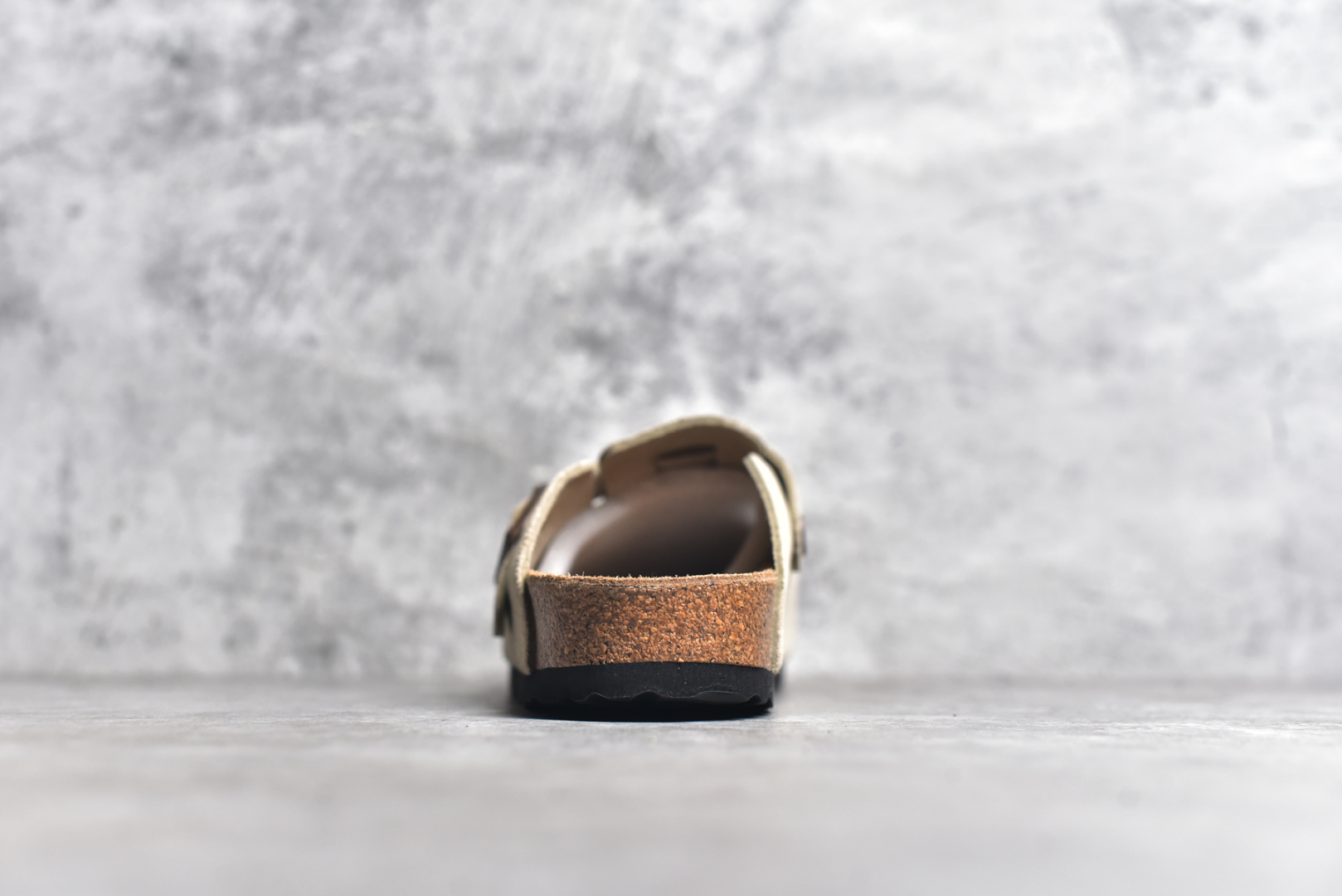 图片[5]-#独家 外贸批次 Birkenstock London 系列勃肯皮革绒面双扣时尚休闲平底鞋 牛皮绒面革质地柔软 搭配可调节鞋扣提升穿着舒适度 人体工学设计分散脚部压力 保护脚踝 软木乳胶鞋床具有一定的收缩性 长时间穿着后能贴合脚型 EVA鞋底回弹性和抗张性力高 具有良好的防震、缓冲性 四季皆宜 柔软的鞋床采用额外的泡沫缓冲层 提供额外的舒适感和全天支撑 全网独家首发 源于德国的严谨工艺 牛巴戎面 中层松木 EVA 三层组合大底 优质牛皮面料五金扣 尺码：35 36 37 38 39 40 41 42 43 44 45-选品中心