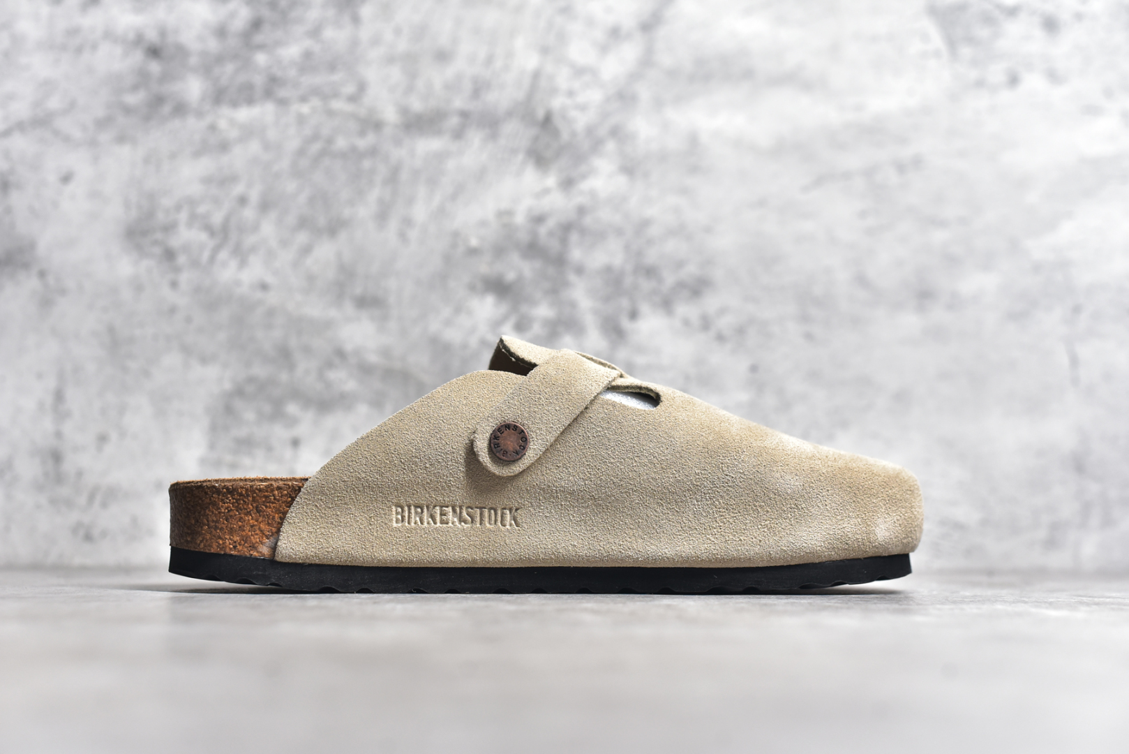 图片[3]-#独家 外贸批次 Birkenstock London 系列勃肯皮革绒面双扣时尚休闲平底鞋 牛皮绒面革质地柔软 搭配可调节鞋扣提升穿着舒适度 人体工学设计分散脚部压力 保护脚踝 软木乳胶鞋床具有一定的收缩性 长时间穿着后能贴合脚型 EVA鞋底回弹性和抗张性力高 具有良好的防震、缓冲性 四季皆宜 柔软的鞋床采用额外的泡沫缓冲层 提供额外的舒适感和全天支撑 全网独家首发 源于德国的严谨工艺 牛巴戎面 中层松木 EVA 三层组合大底 优质牛皮面料五金扣 尺码：35 36 37 38 39 40 41 42 43 44 45-选品中心