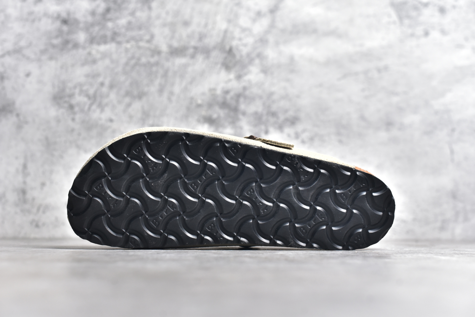 图片[6]-#独家 外贸批次 Birkenstock London 系列勃肯皮革绒面双扣时尚休闲平底鞋 牛皮绒面革质地柔软 搭配可调节鞋扣提升穿着舒适度 人体工学设计分散脚部压力 保护脚踝 软木乳胶鞋床具有一定的收缩性 长时间穿着后能贴合脚型 EVA鞋底回弹性和抗张性力高 具有良好的防震、缓冲性 四季皆宜 柔软的鞋床采用额外的泡沫缓冲层 提供额外的舒适感和全天支撑 全网独家首发 源于德国的严谨工艺 牛巴戎面 中层松木 EVA 三层组合大底 优质牛皮面料五金扣 尺码：35 36 37 38 39 40 41 42 43 44 45-选品中心